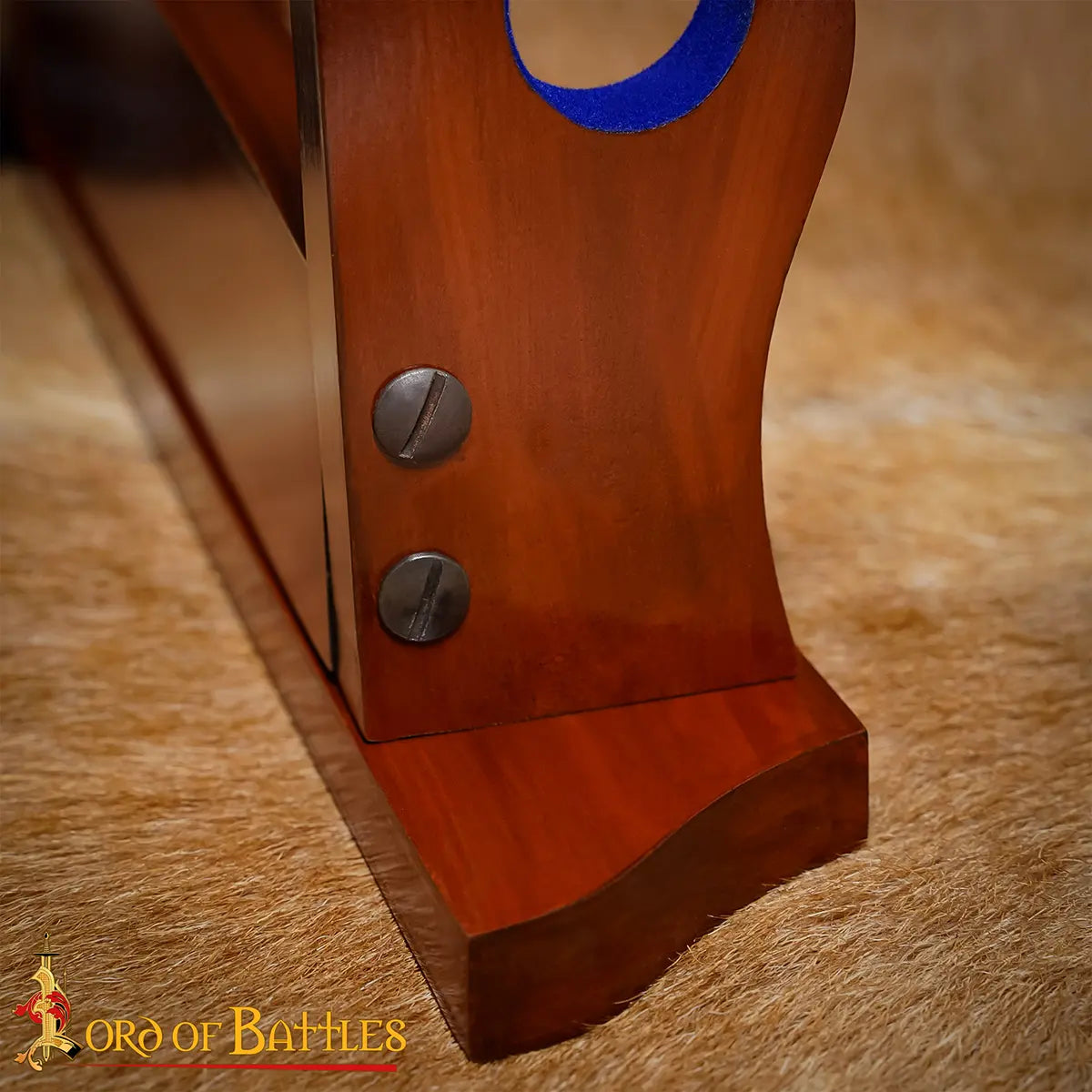 Soporte artesanal de madera maciza para espada y hacha