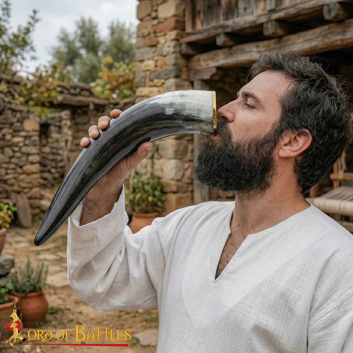 Cuerno vikingo pulido de búfalo con borde de latón