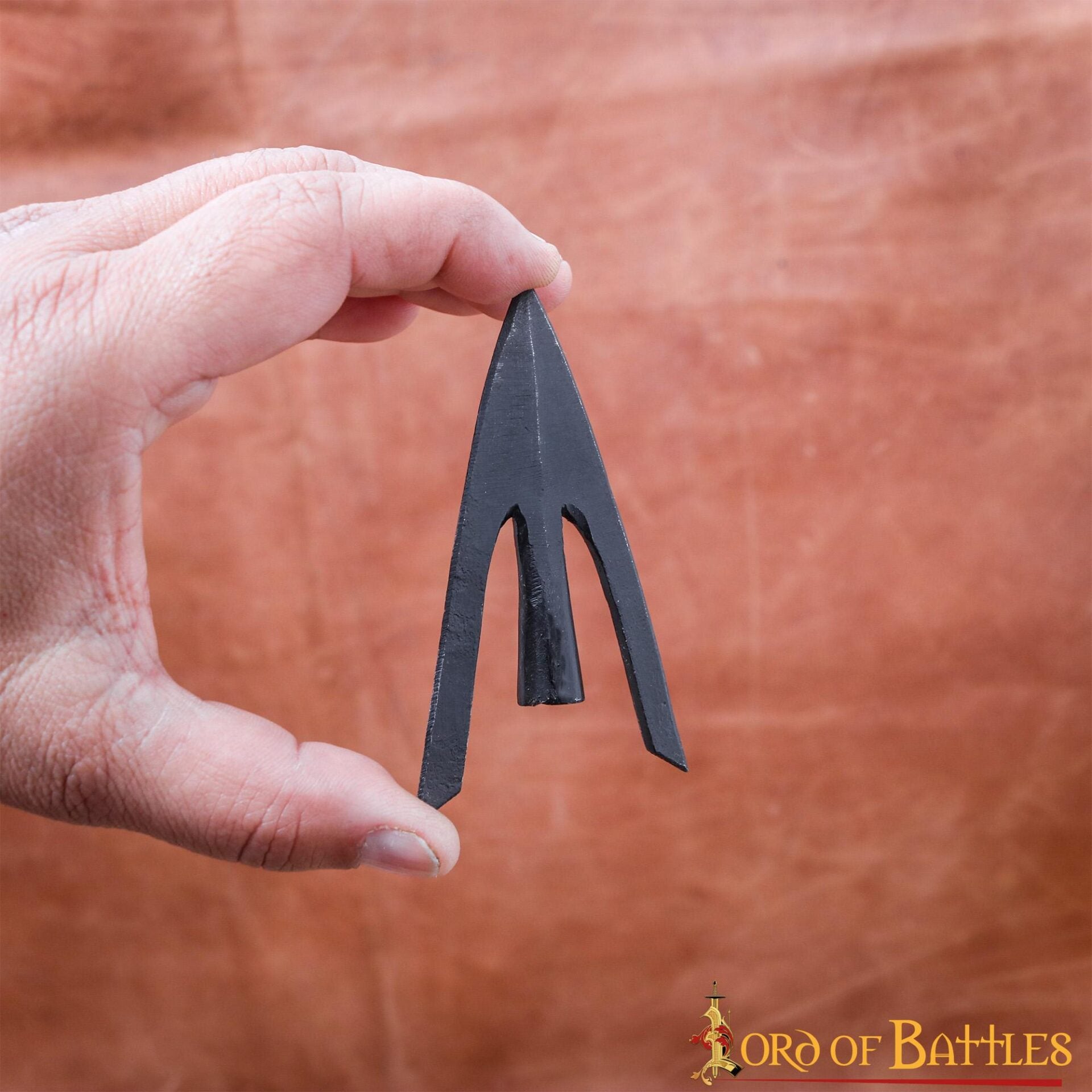 Imagen única de: Punta de Flecha Medieval de Caza de Cola de Golondrina con Vaina de Cuero Auténtico