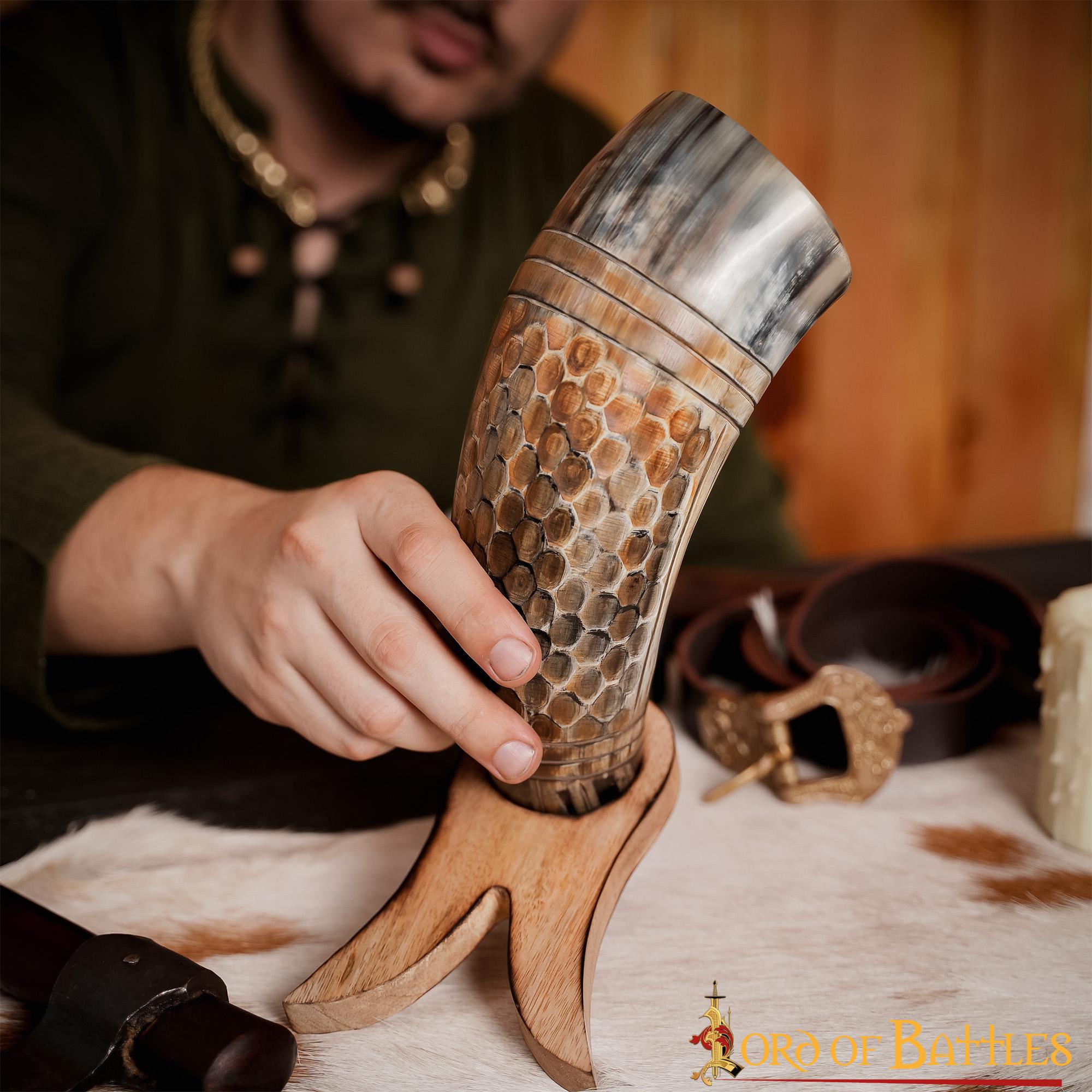 Imagen única de: Cuerno Vikingo Artesanal - Grabado Panal, 500-600 Ml