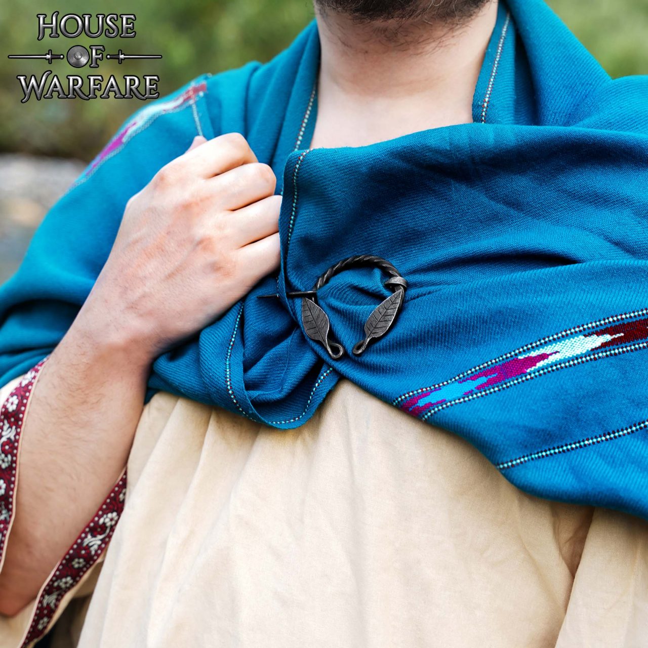 Imagen única de: Alfiler de Capa Medieval de Hierro Forjado a Mano con Motivo de Hojas - Broche de Fíbula Estilo Vikingo