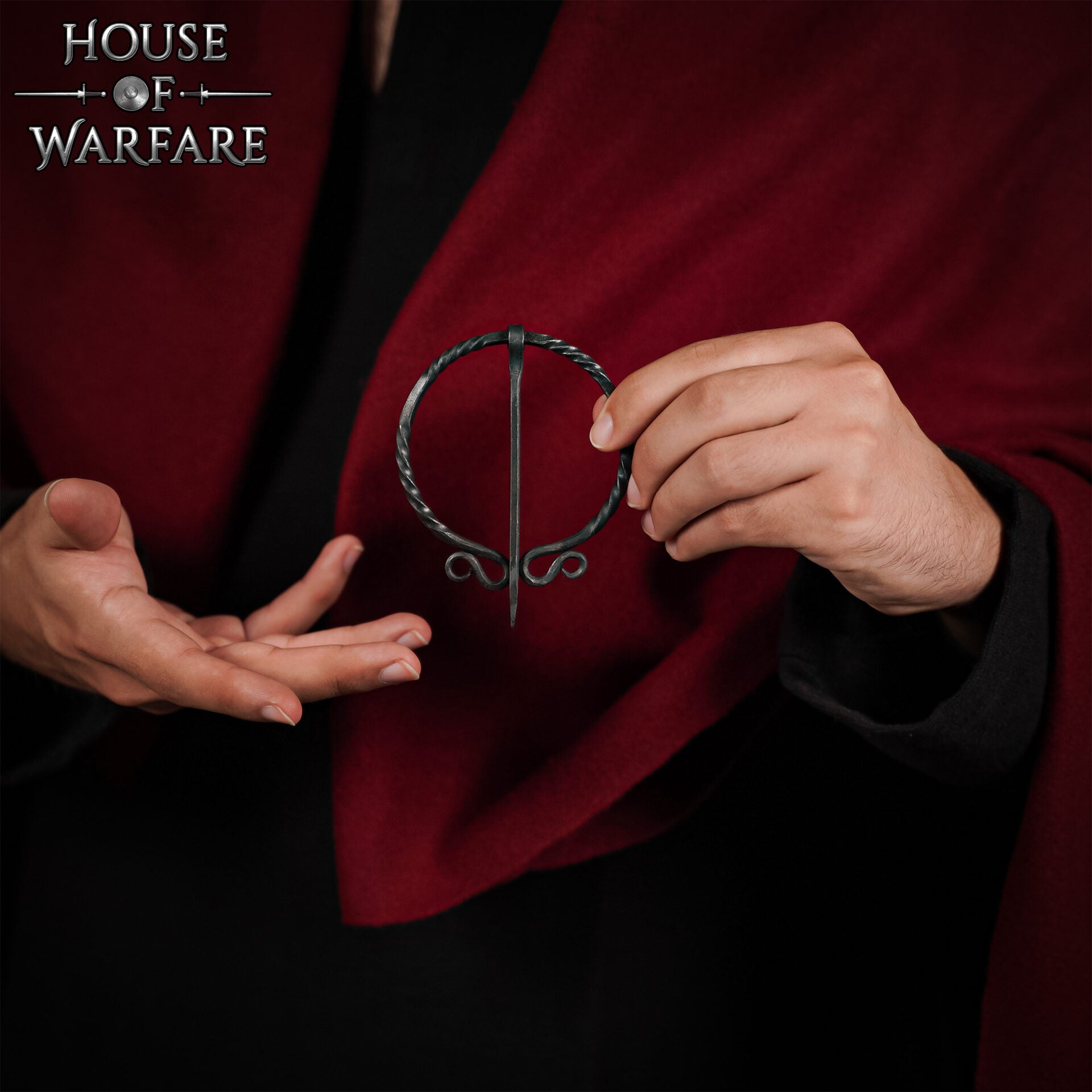 Imagen única de: Broche Vikingo de Hierro Forjado a Mano - Alfiler de Capa Medieval - Accesorio de Sujeción Nórdico Auténtico