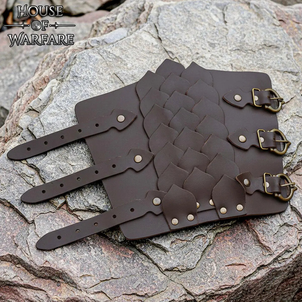 Imagen única de: Brazales de cuero con escamas estilo pangolin y hebillas de latón