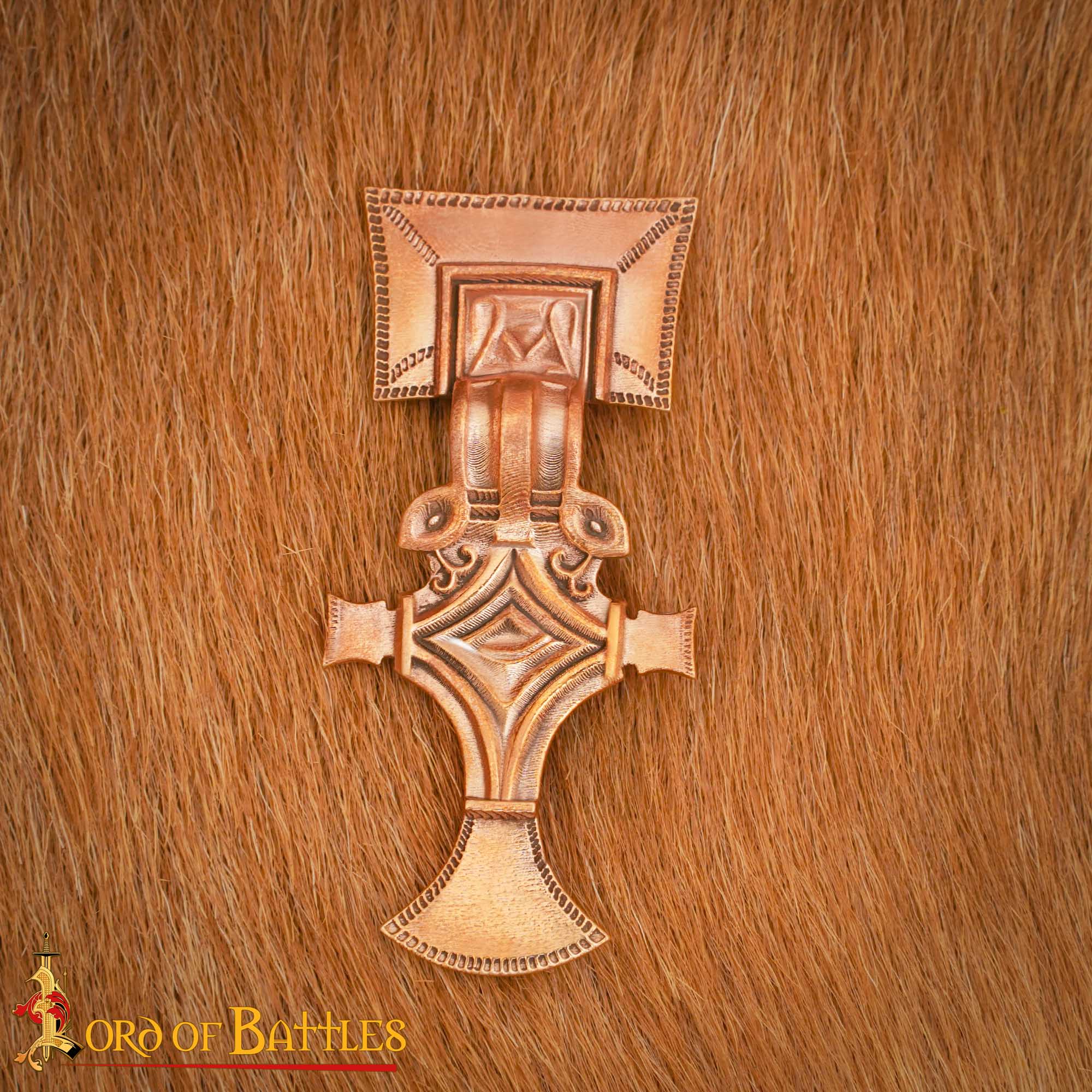 Broche lombardo de bronce macizo (s. VI) — réplica, fundición por cera perdida