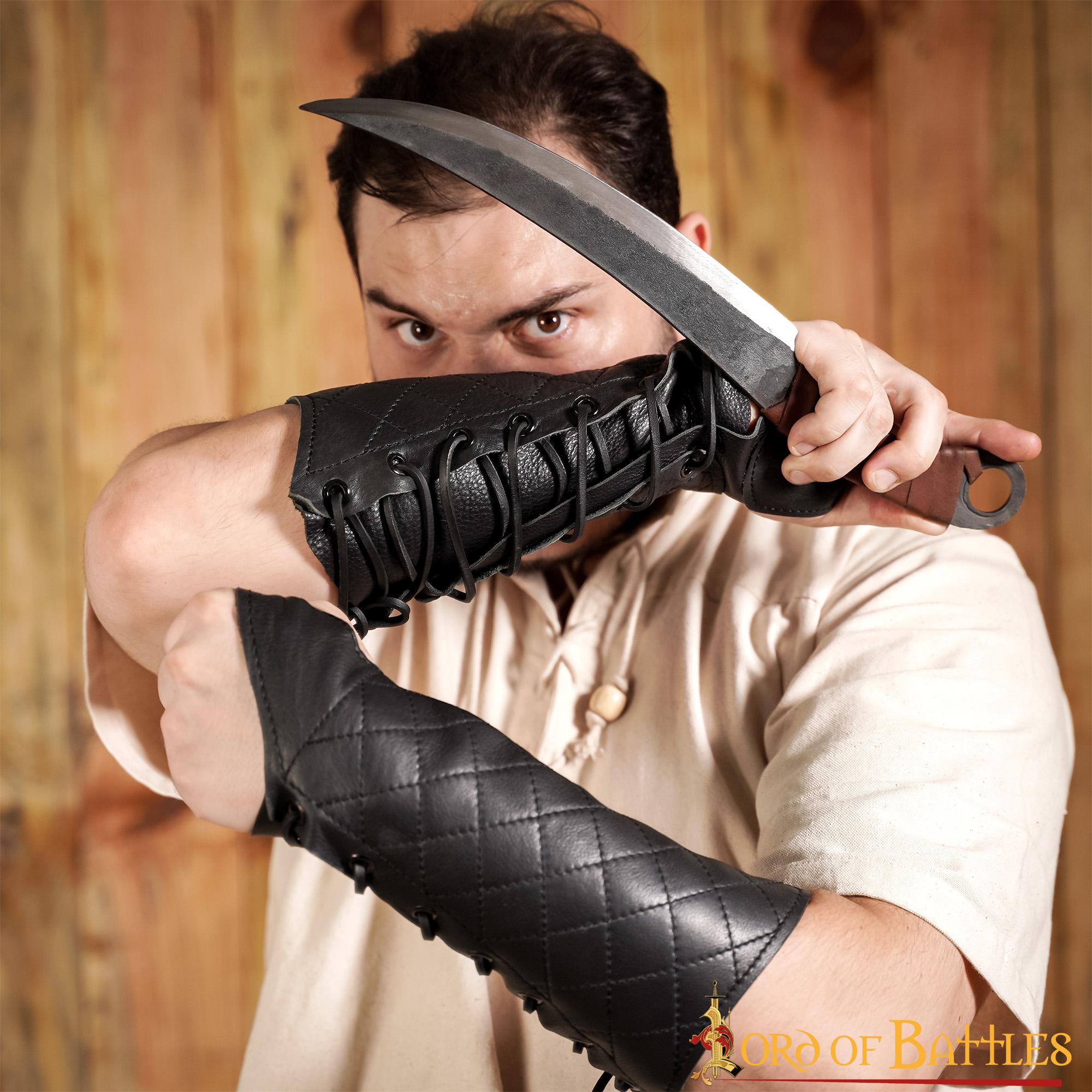 Imagen única de: Brazal de cuero acolchado con protector de pulgar para arquería y LARP