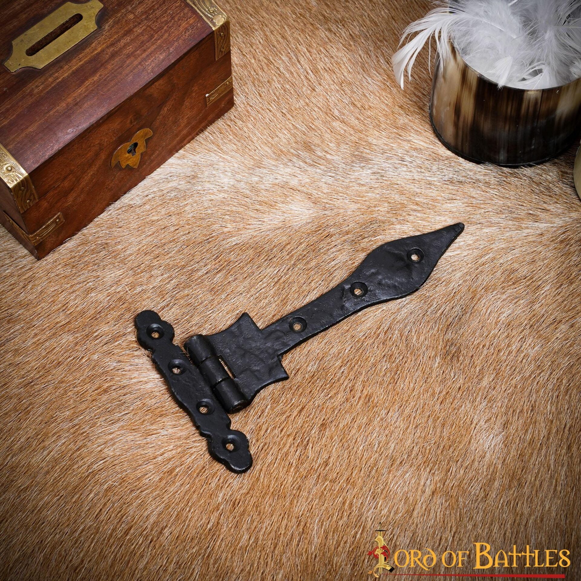 Imagen única de: Bisagra Medieval en T de Hierro Forjado a Mano con Punta de Lanza - Bisagra Rústica con Correa Negra para Puertas de Granero, Cofres, Armarios y Puertas