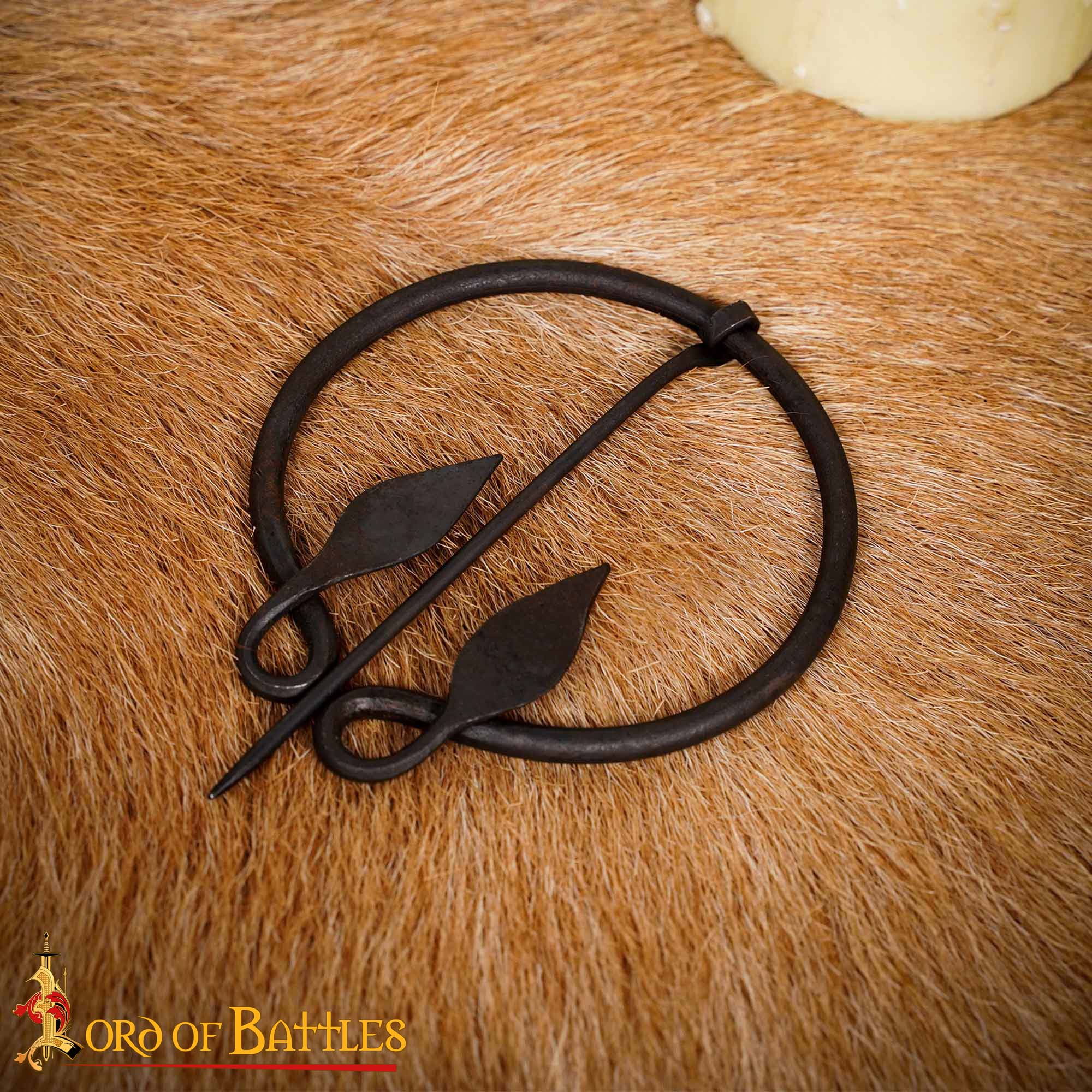 Broche penannular vikingo forjado a mano - Fíbula de hierro para manto - Leaf-Tip