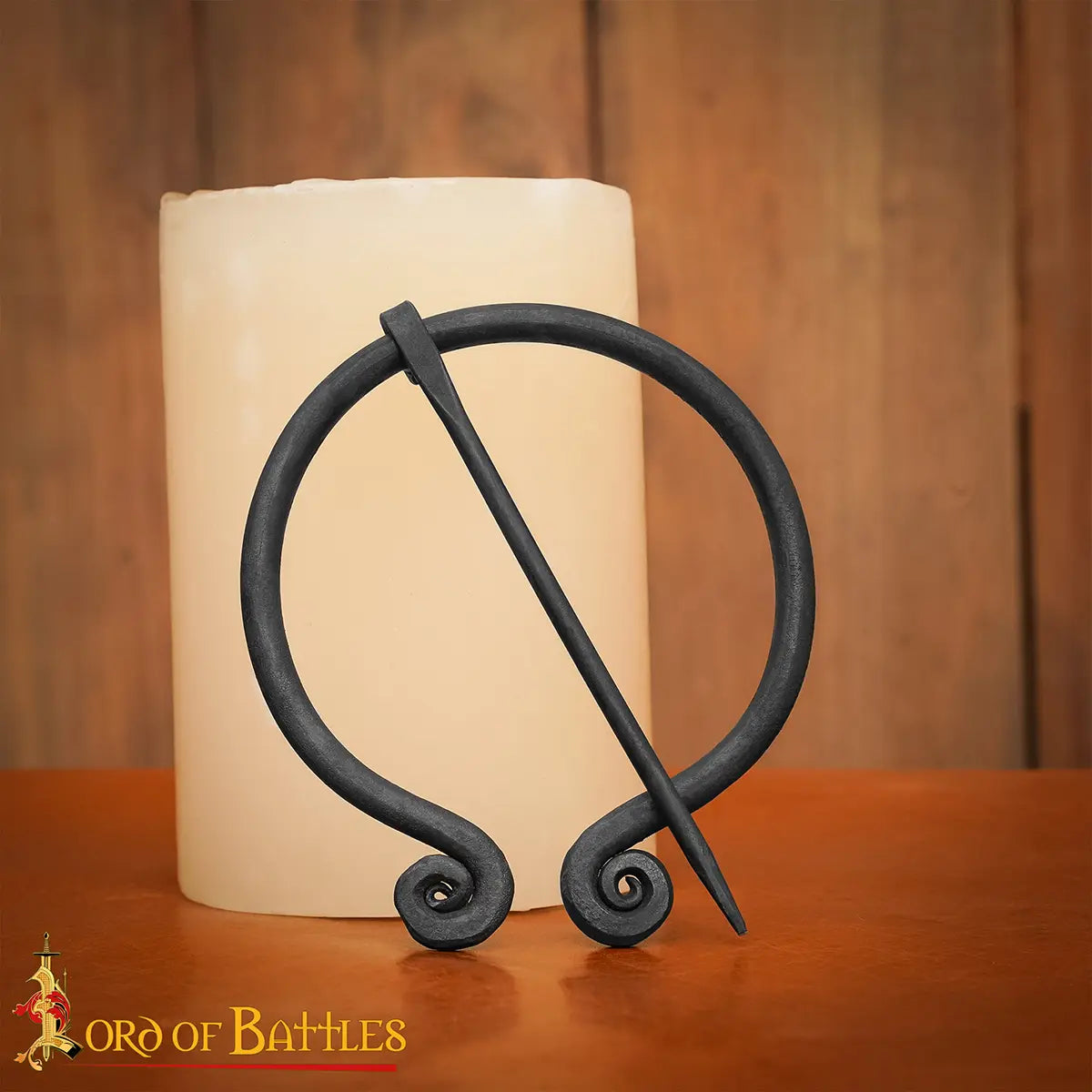 Broche penannular vikingo forjado a mano en hierro para manto medieval - imagen 9