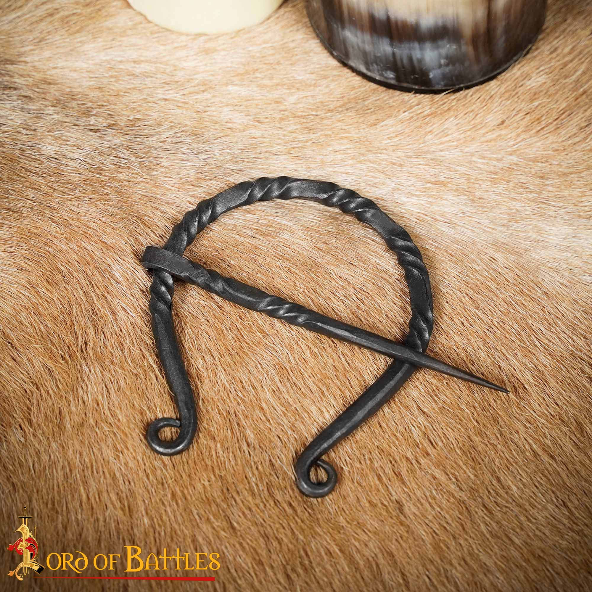 Broche penannular vikingo forjado a mano - Fíbula de hierro para manto - Twisted Scroll