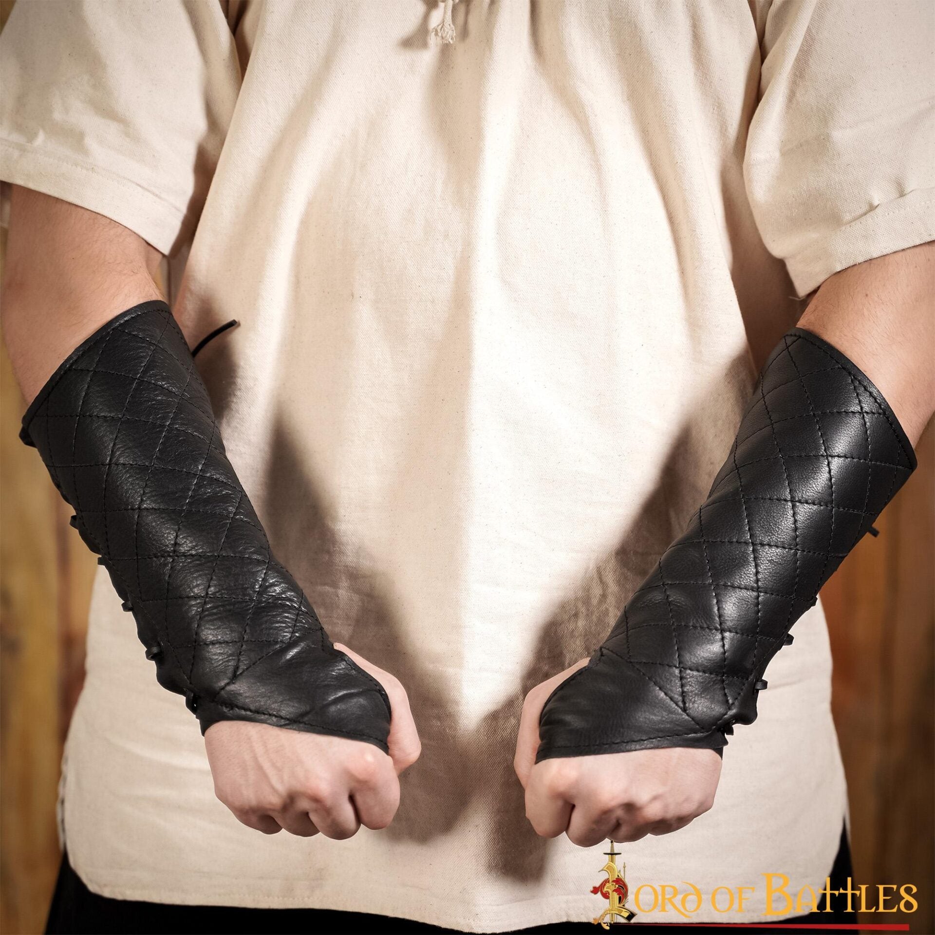 Imagen única de: Brazal de cuero acolchado con protector de pulgar para arquería y LARP