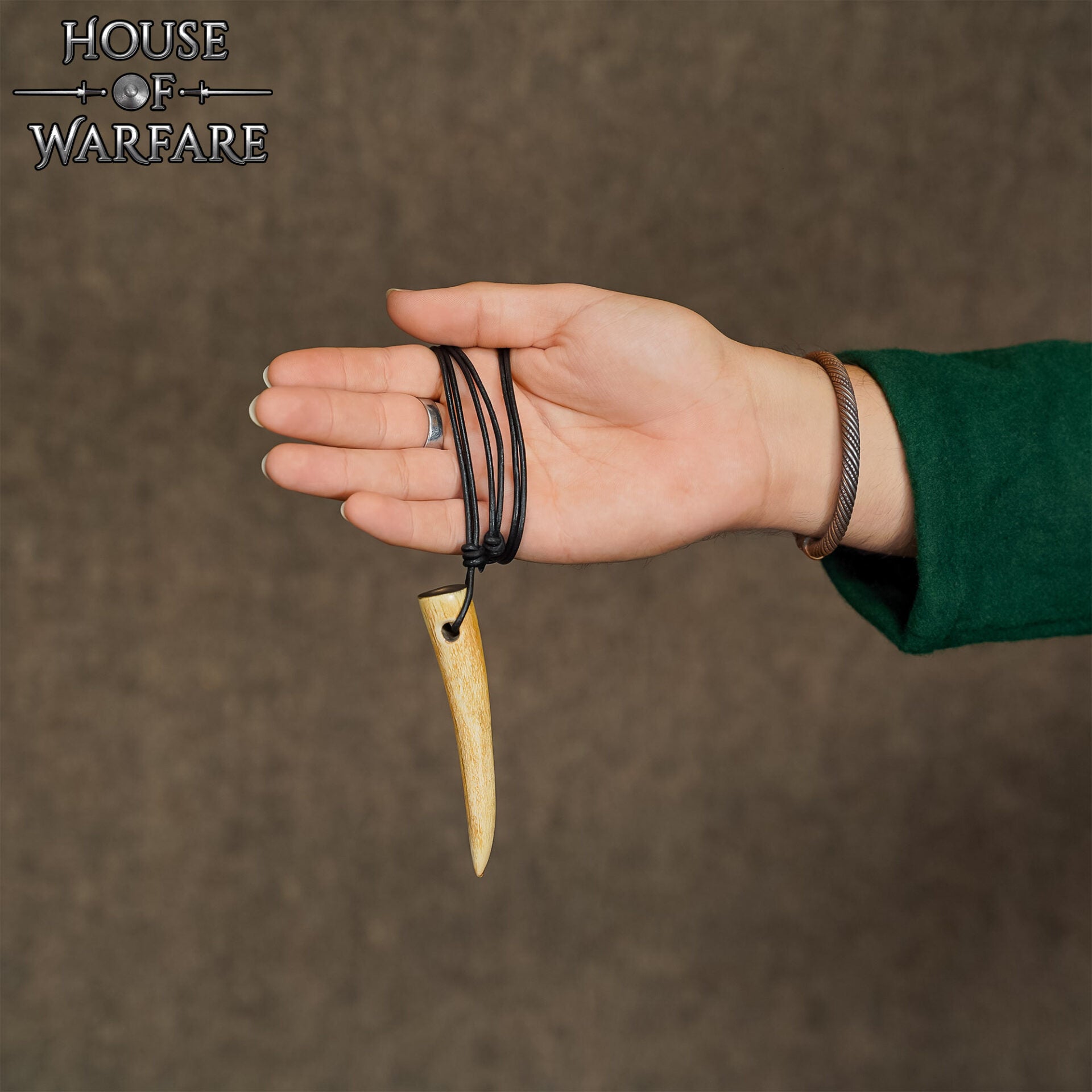 Imagen única de: Collar Colgante Cuerno Vikingo con Cordón de Cuero Ajustable - 4" Cuerno Natural Pulido