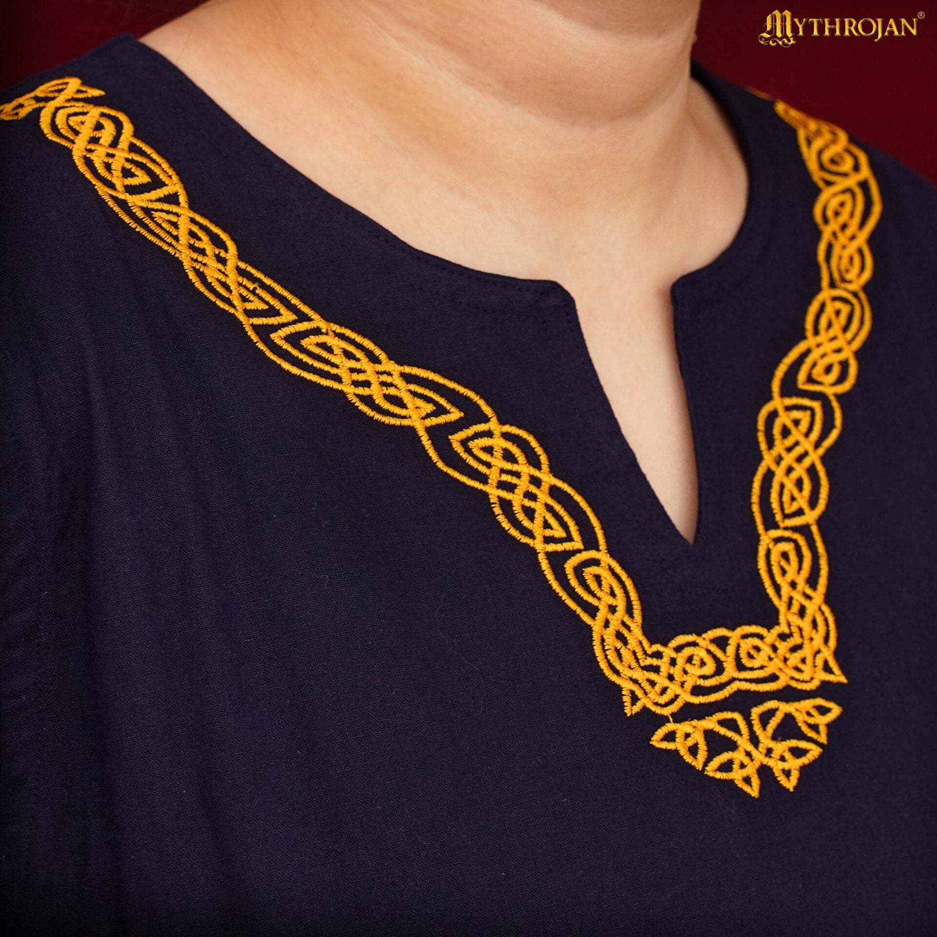 Imagen única de: Túnica vikinga bordada Mythrojan — camisa medieval de algodón