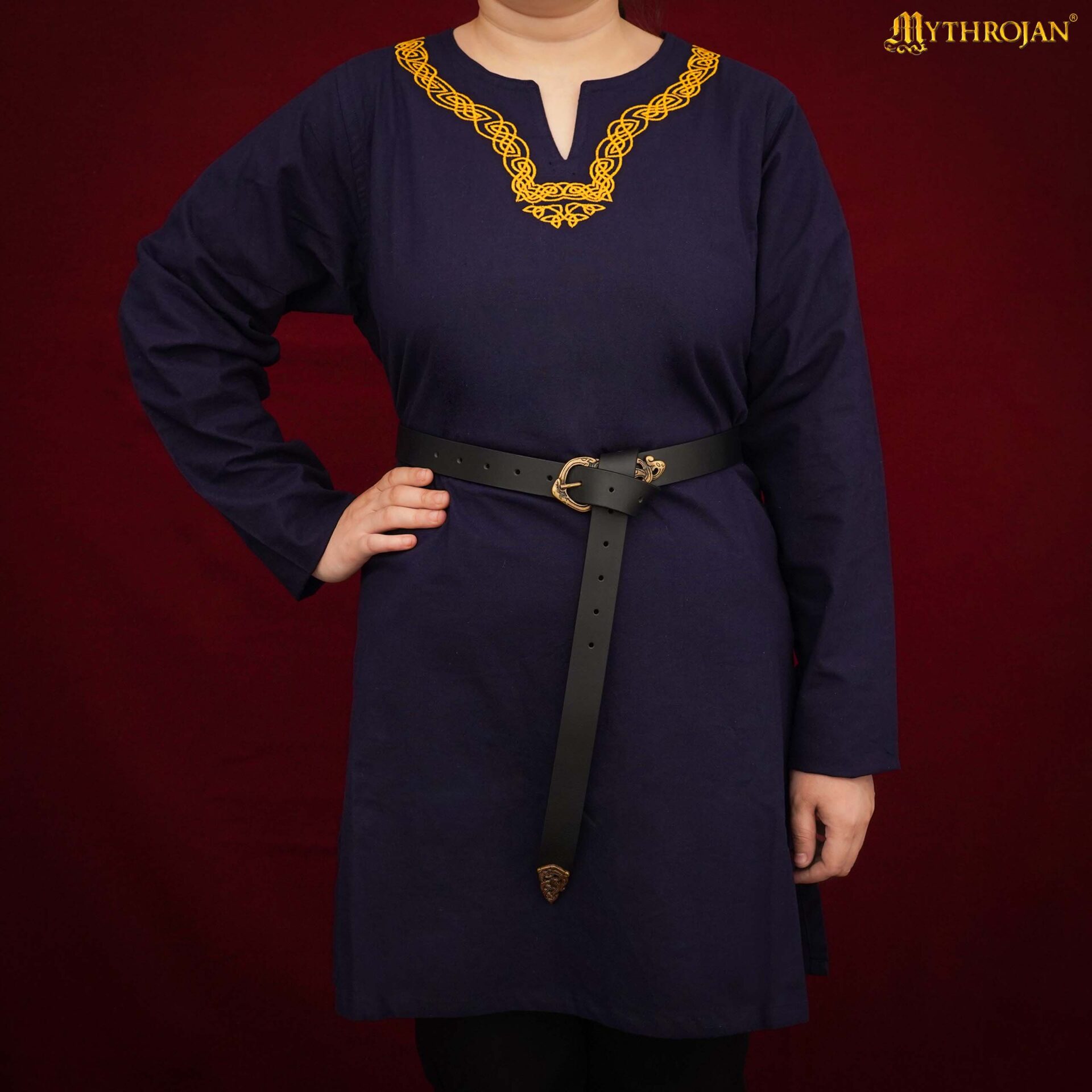 Imagen única de: Túnica vikinga bordada Mythrojan — camisa medieval de algodón