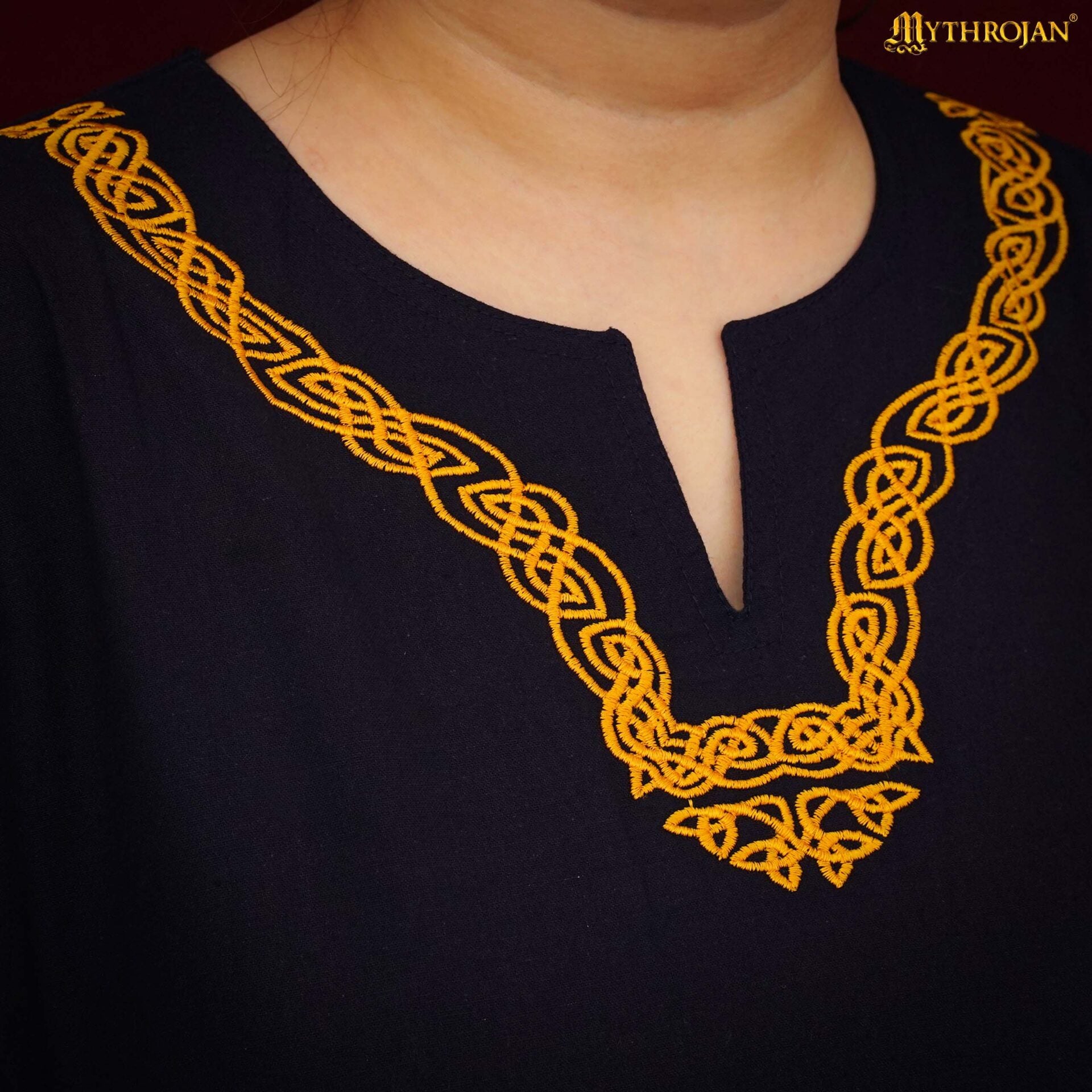 Imagen única de: Túnica vikinga bordada Mythrojan — camisa medieval de algodón