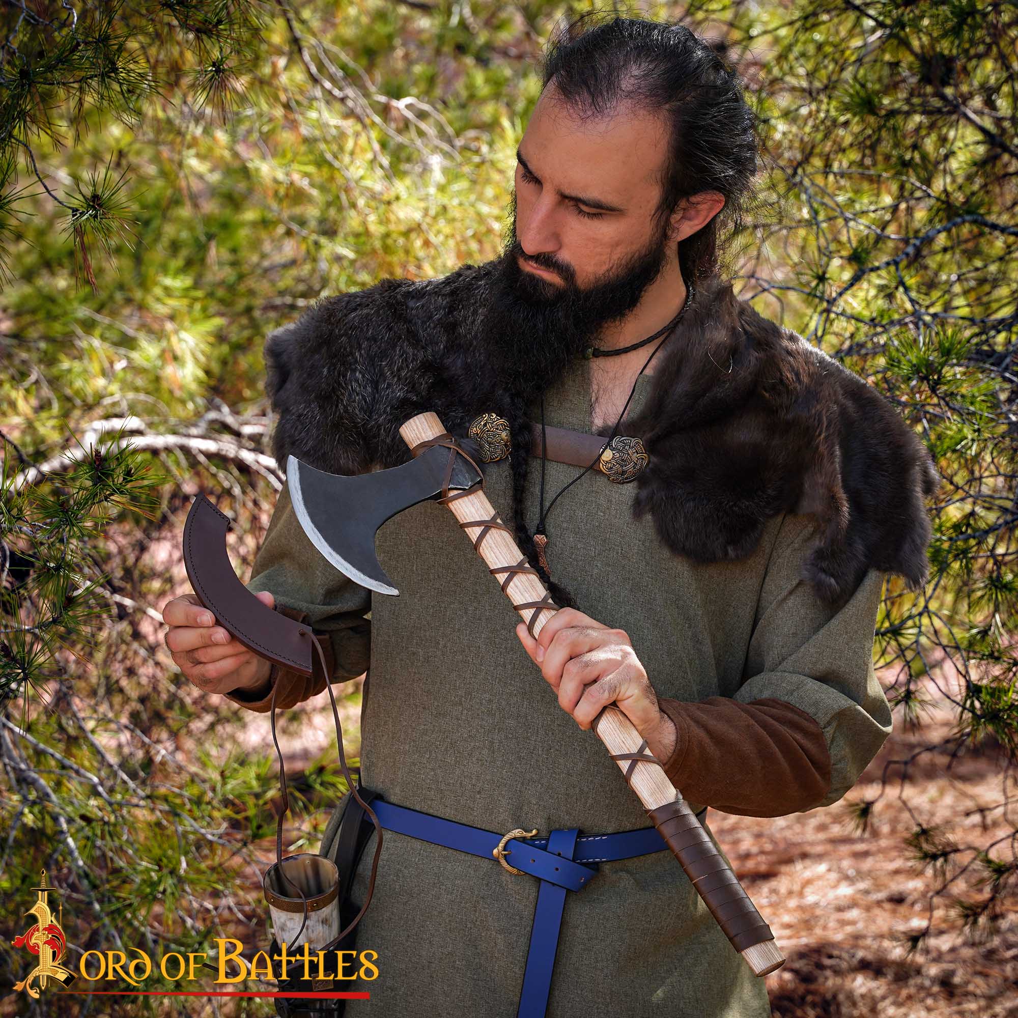 Hacha Vikinga Forjada a Mano - Cabeza de Acero Al Carbono con Mango de Madera Dura y Forrado de Cuero Auténtica Hacha de Batalla Nórdica para Larp, Camping y Exhibición - Imagen 30