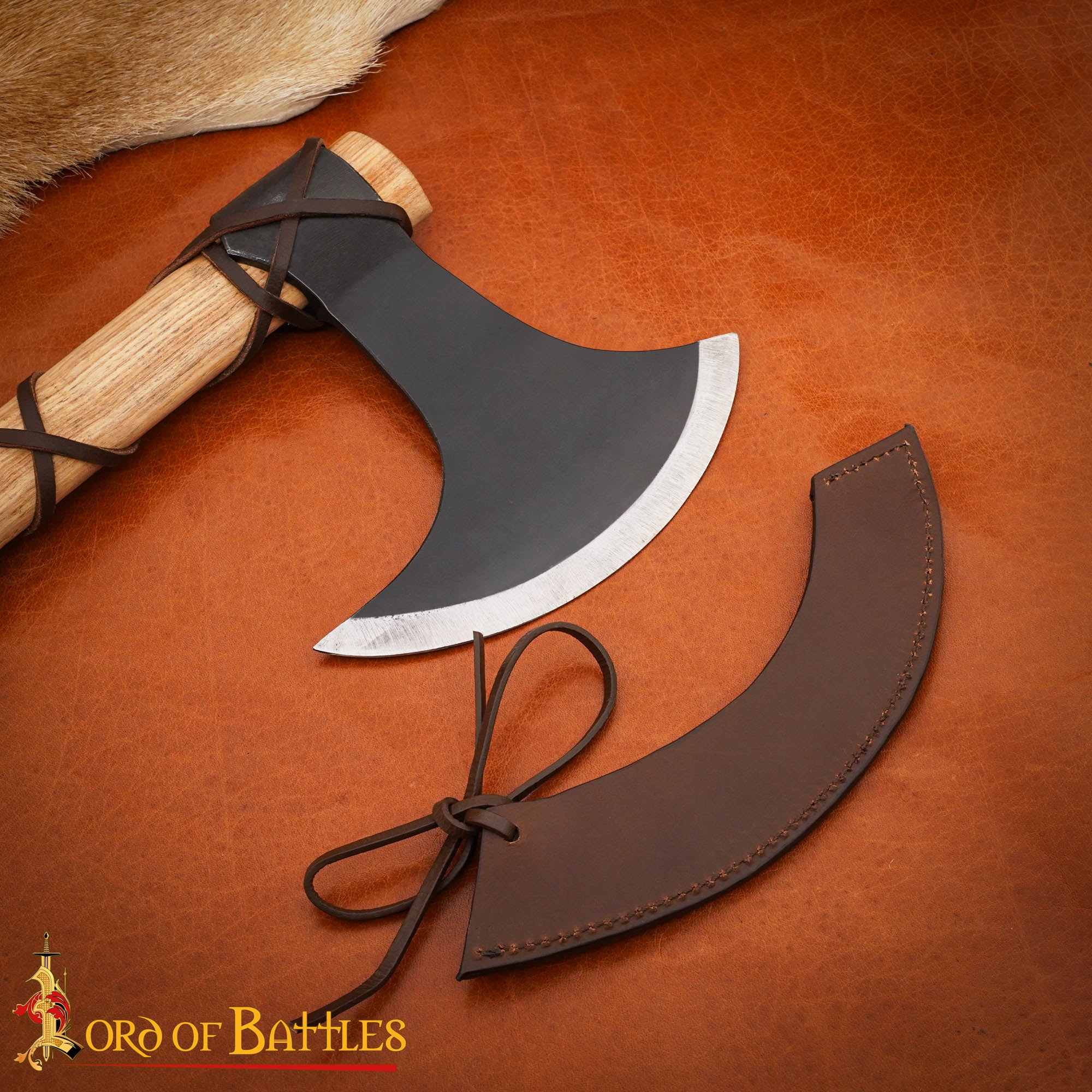 Hacha Vikinga Forjada a Mano - Cabeza de Acero Al Carbono con Mango de Madera Dura y Forrado de Cuero Auténtica Hacha de Batalla Nórdica para Larp, Camping y Exhibición - Imagen 1