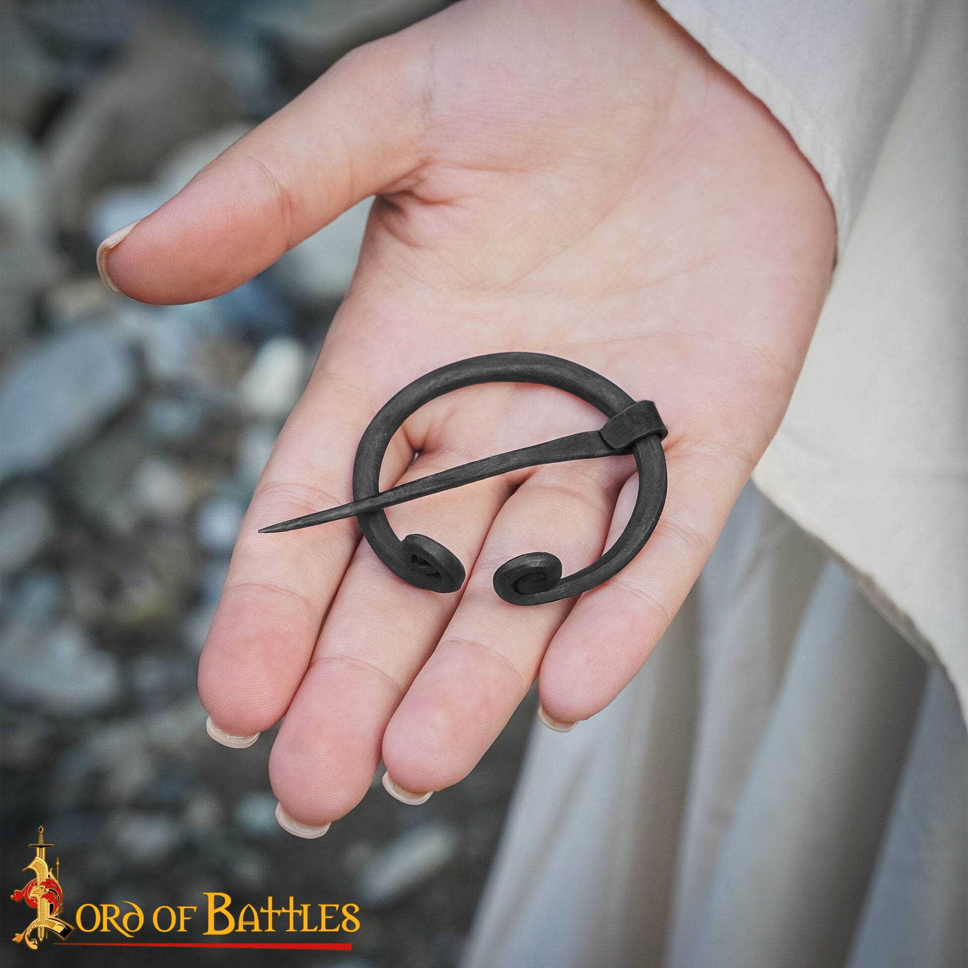 Broche penannular vikingo forjado a mano - Fíbula de hierro para manto - imagen 10