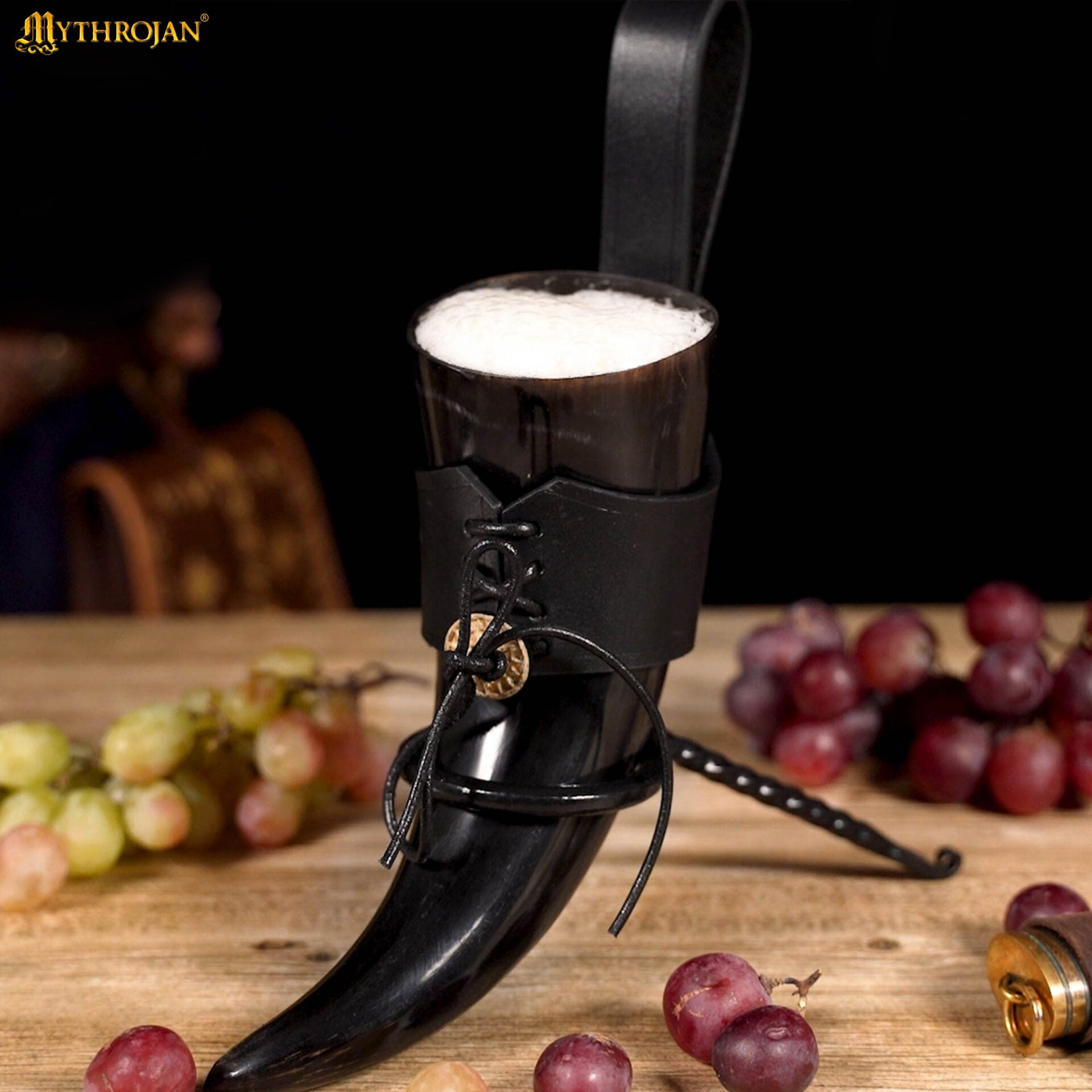 Cuerno vikingo para beber con soporte de cuero y medallón de latón - imagen 8