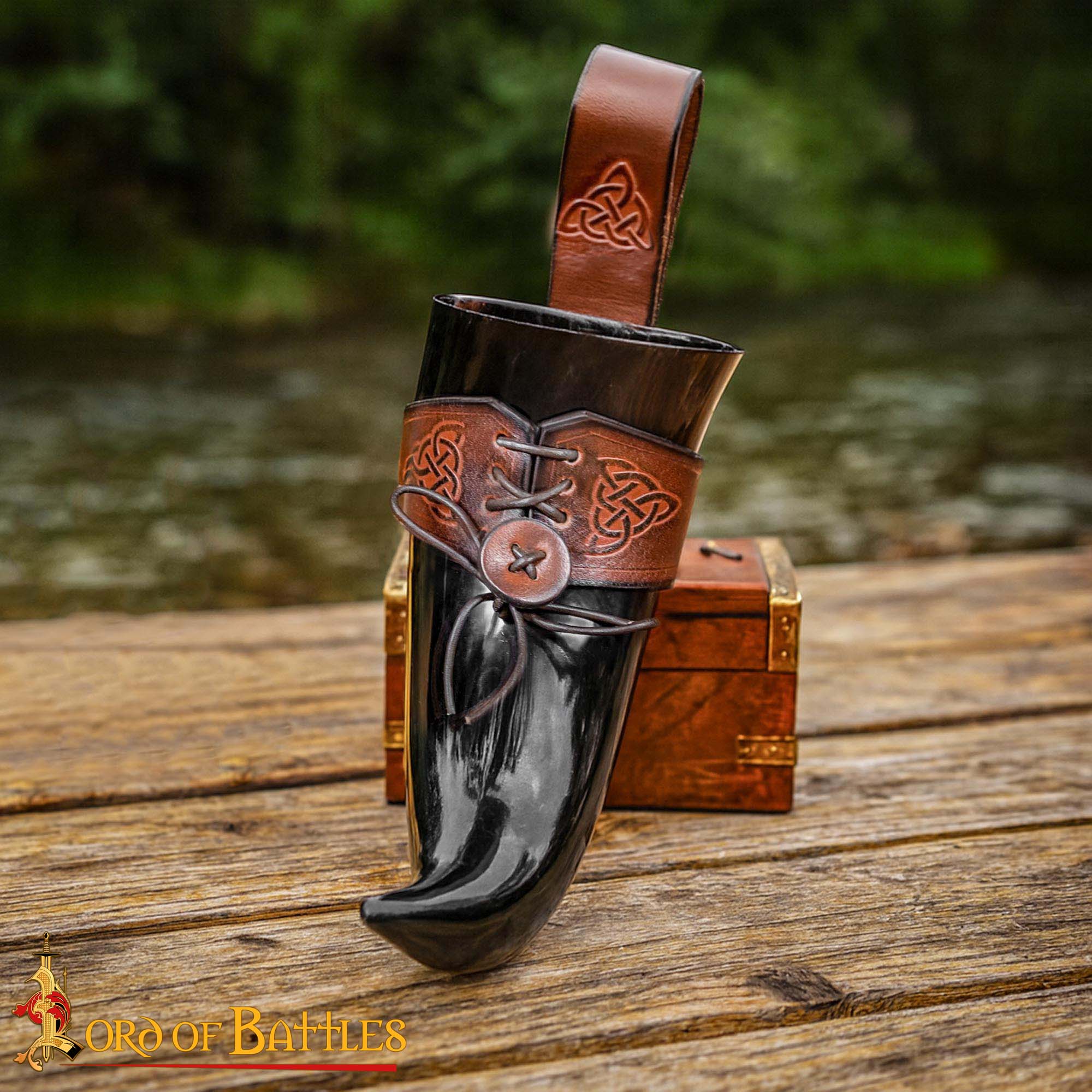 Cuerno de beber vikingo con funda de cuero y porta cinturón con nudo celta