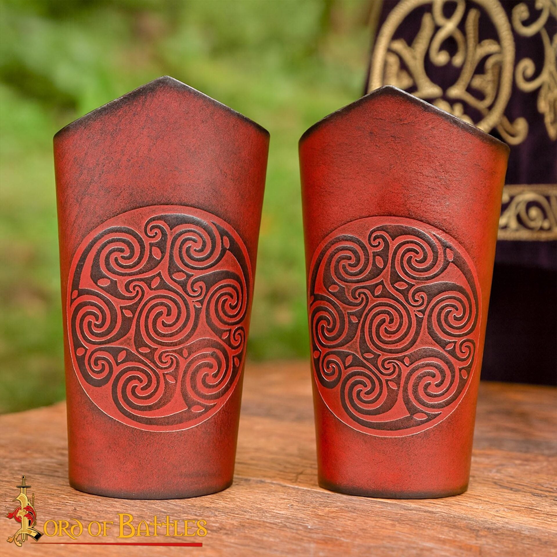Brazales de cuero con espiral celta, 2.6–2.8 mm - Granate