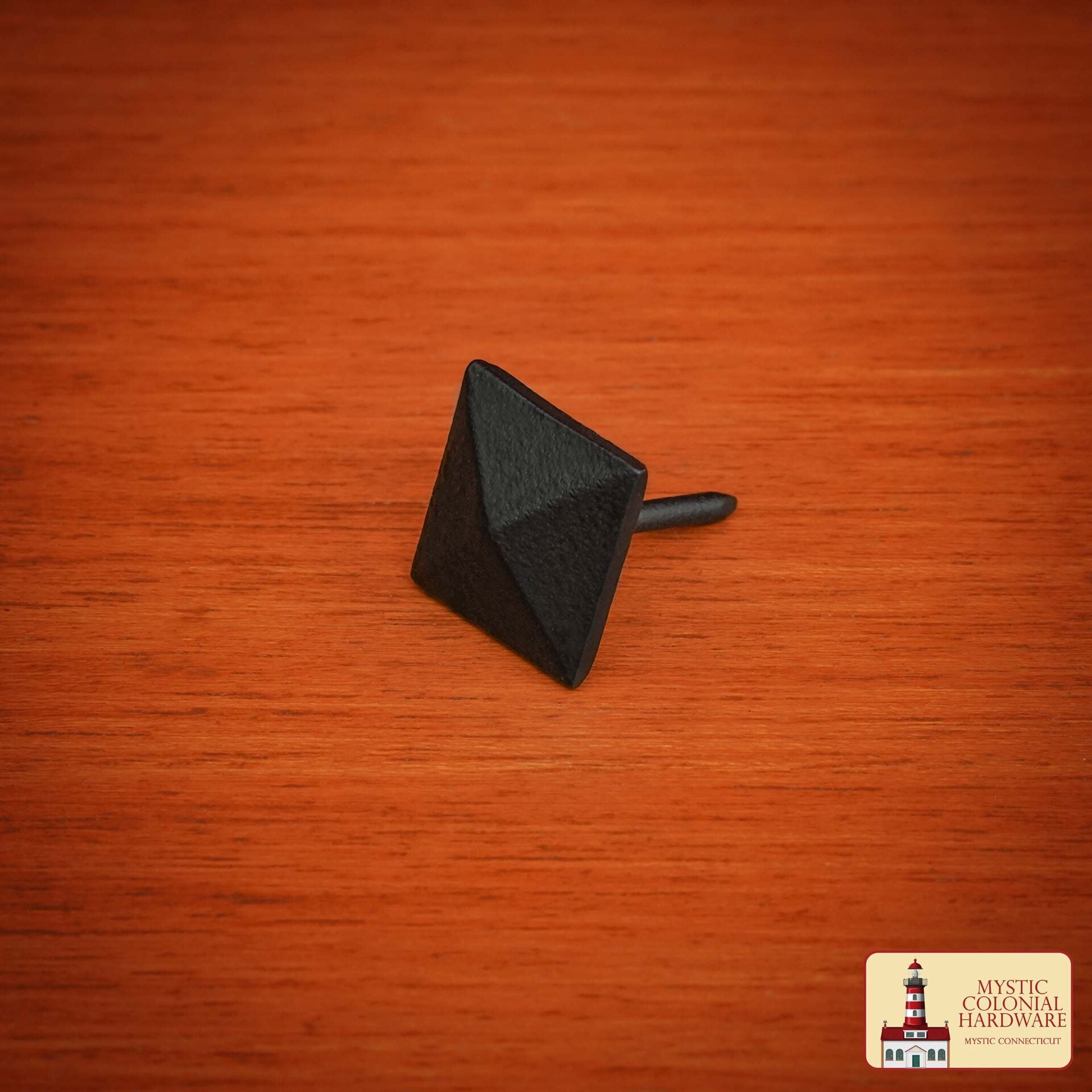 Clavos decorativos de hierro forjado con acabado ennegrecido