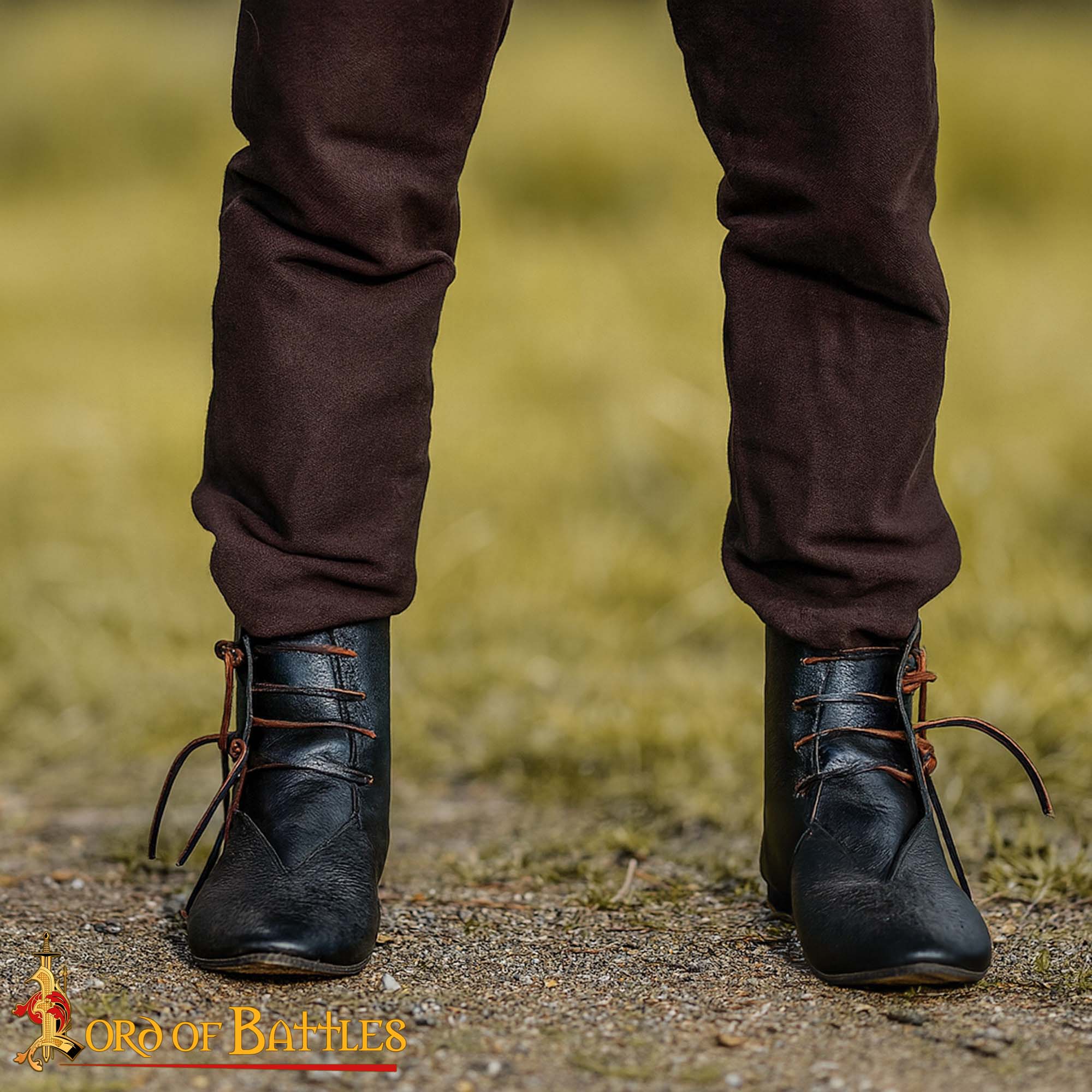 Botines medievales de cuero con cordones laterales