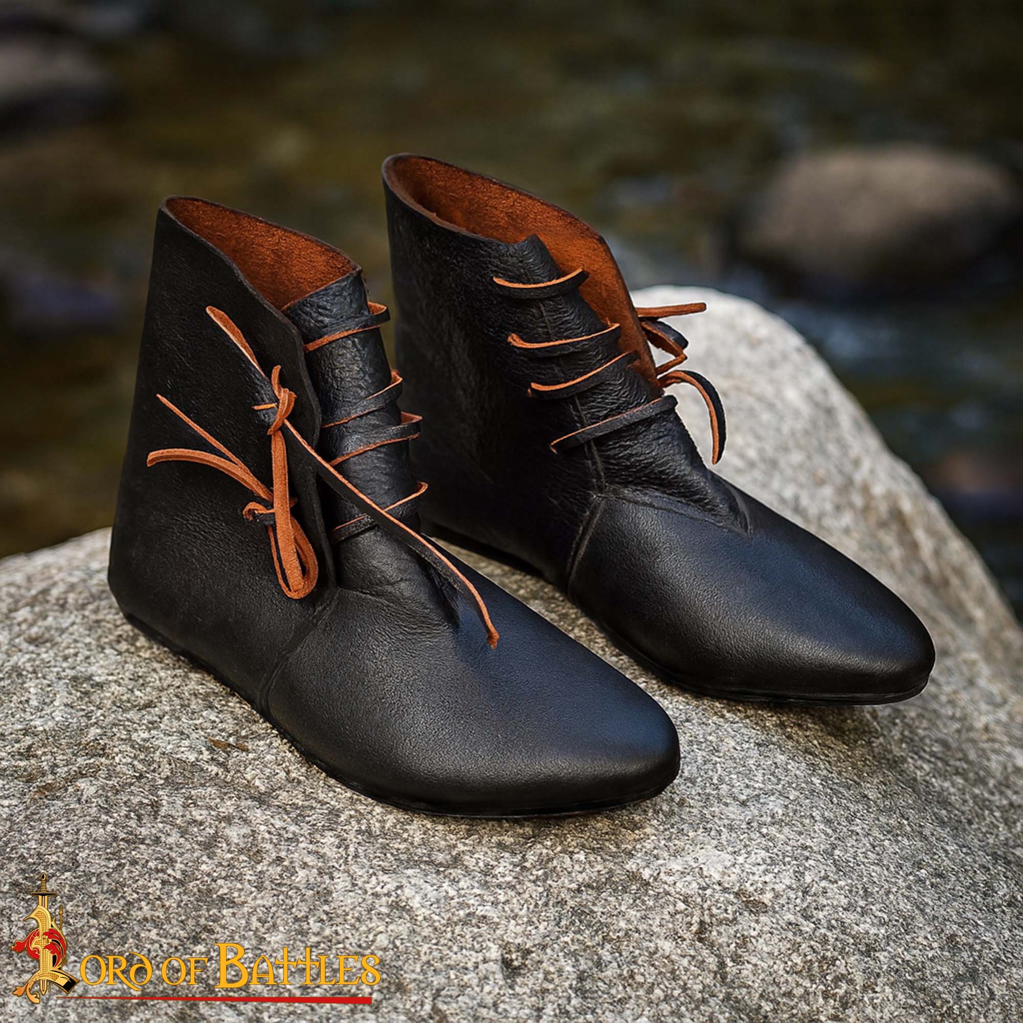 Botines medievales de cuero con cordones laterales