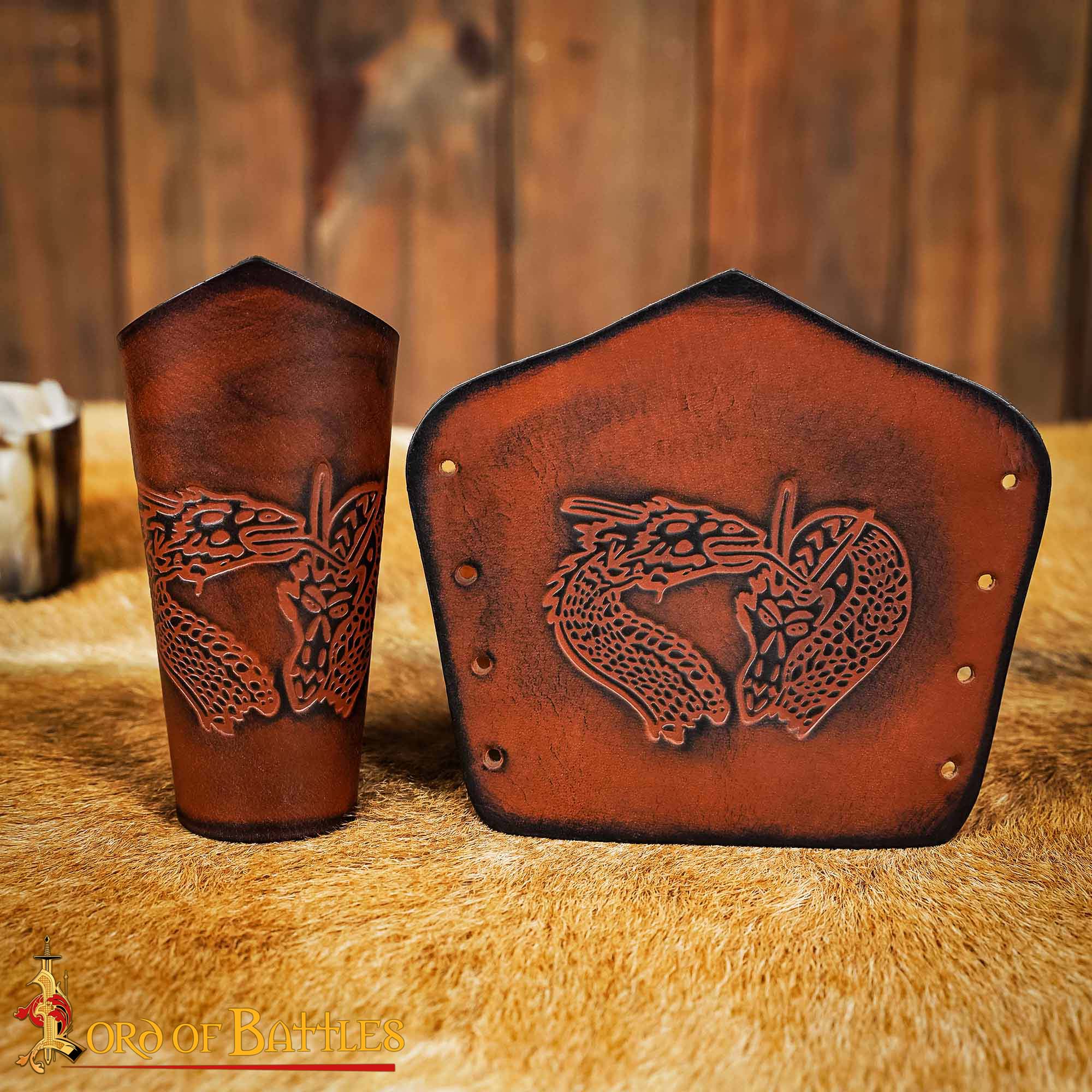Brazales de cuero con dragón grabado — 16 cm, hechos a mano - Marrón