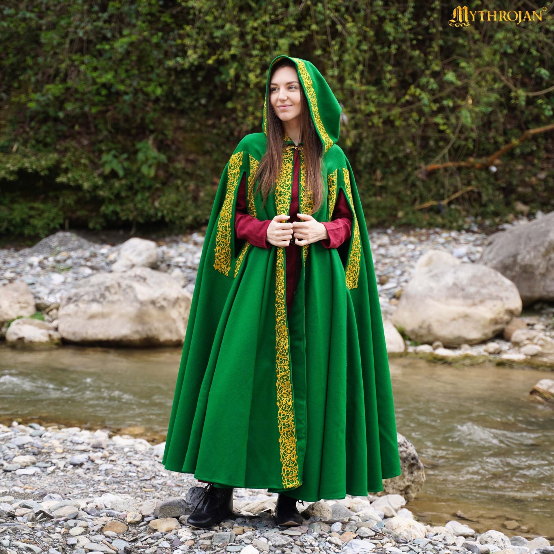 Capa medieval de lana 70% con capucha y cierre de latón, bordada