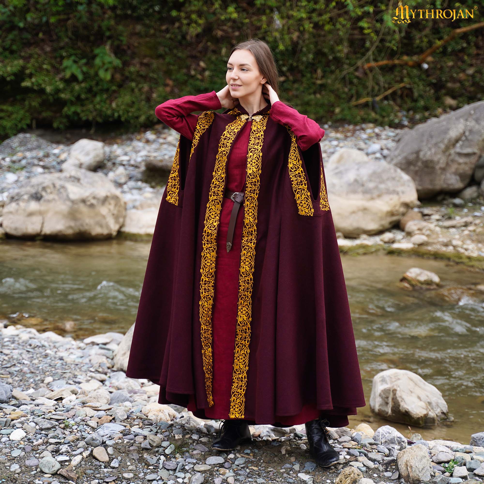 Capa medieval de lana 70% con capucha y cierre de latón, bordada - Granate - L