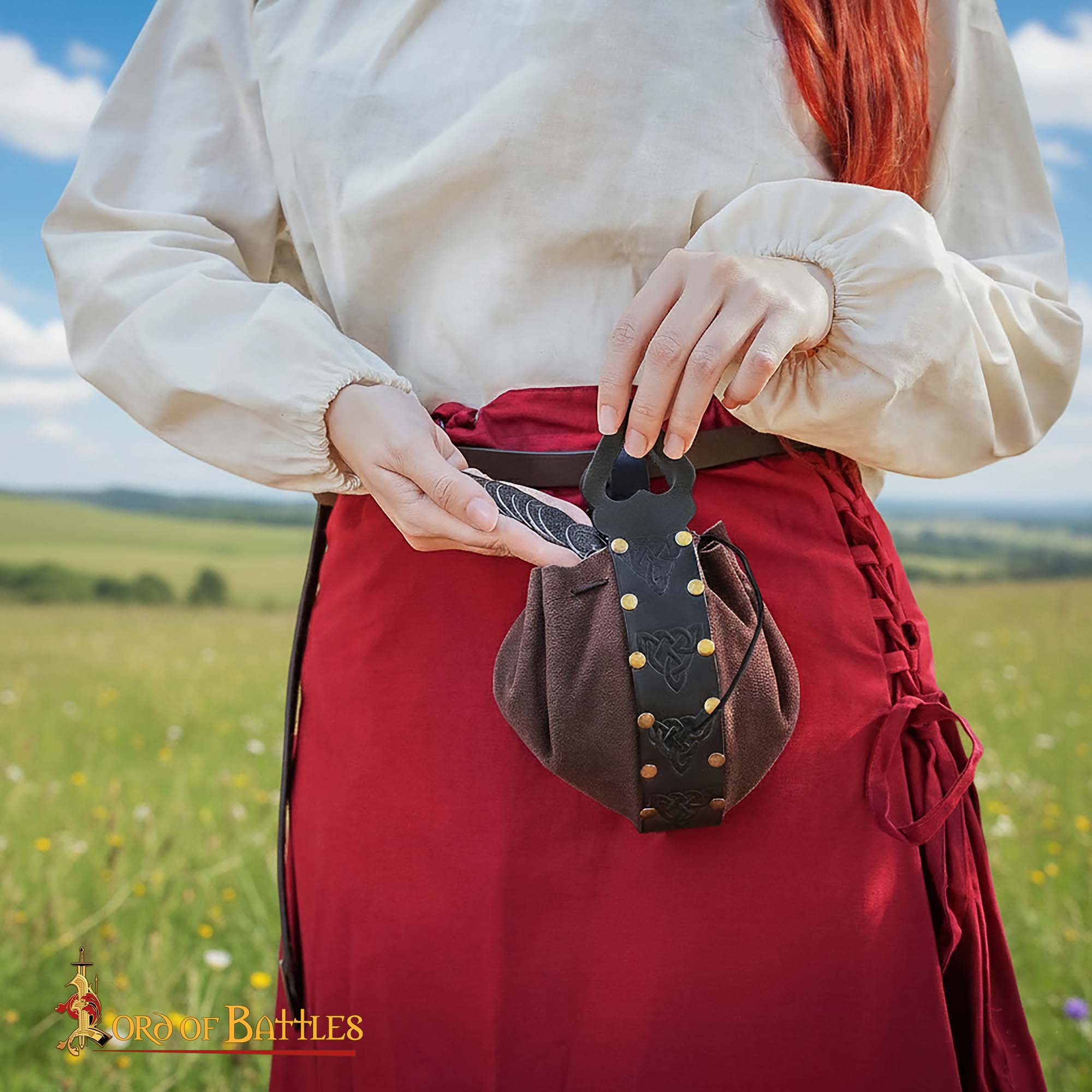 Bolsa de cinturón de cuero con nudos celtas en relieve - imagen 17