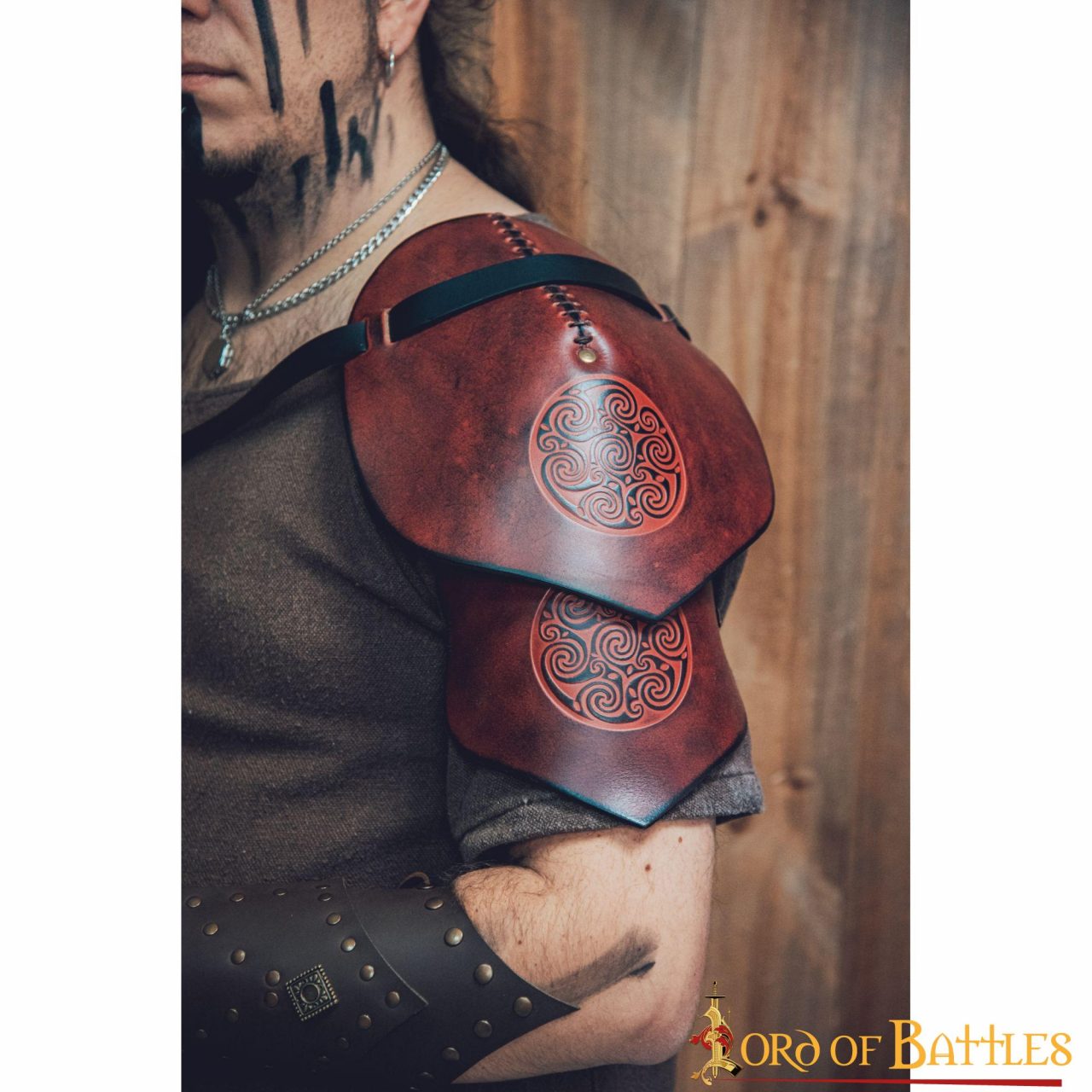 Hombrera de cuero con diseño celta en espiral — Descontinuada - imagen 5