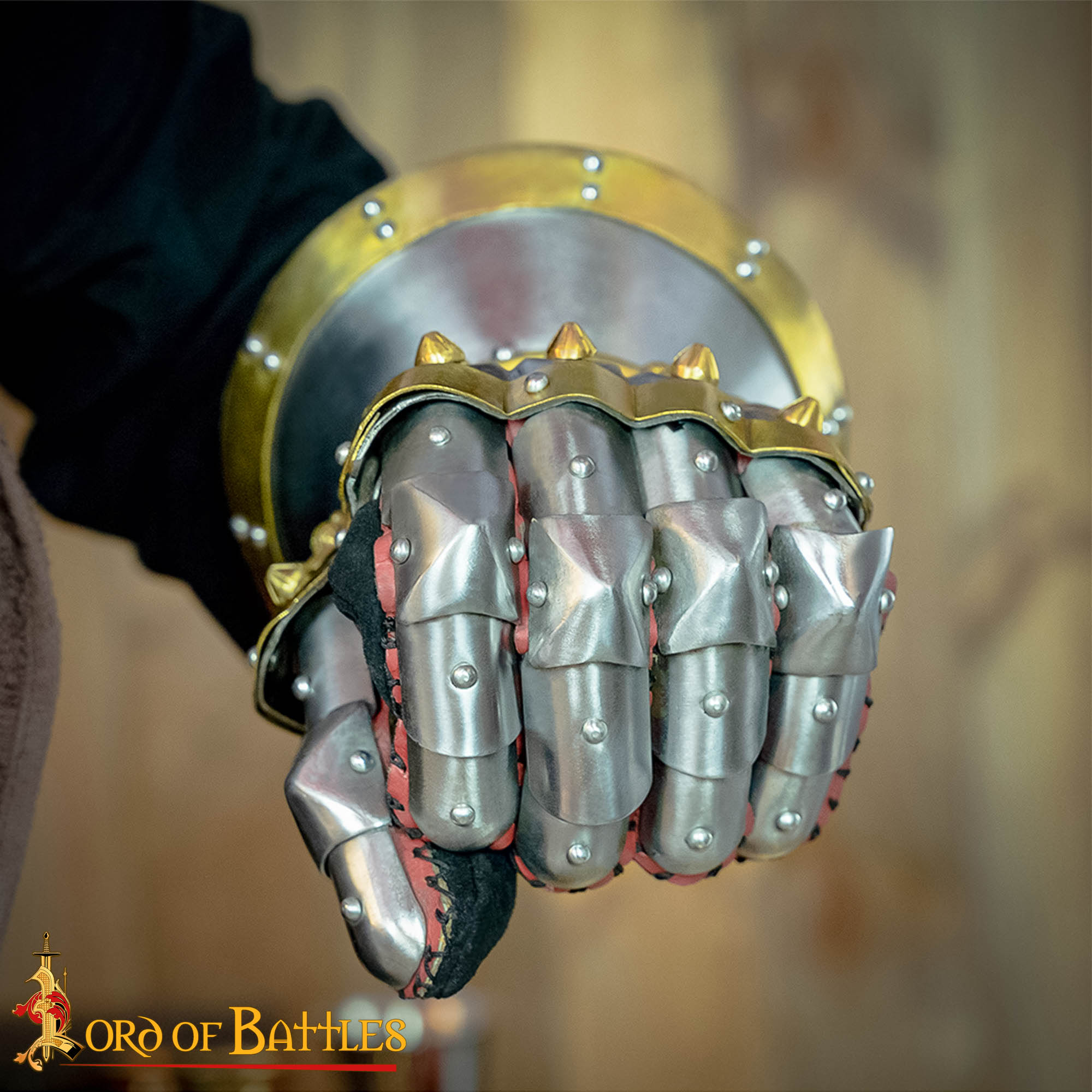 Imagen única de: Guanteletes de Reloj de Arena del Siglo Xv - Acero Pulido de Calibre 16 con Guantes de Cuero Integrados y Detalles de Latón