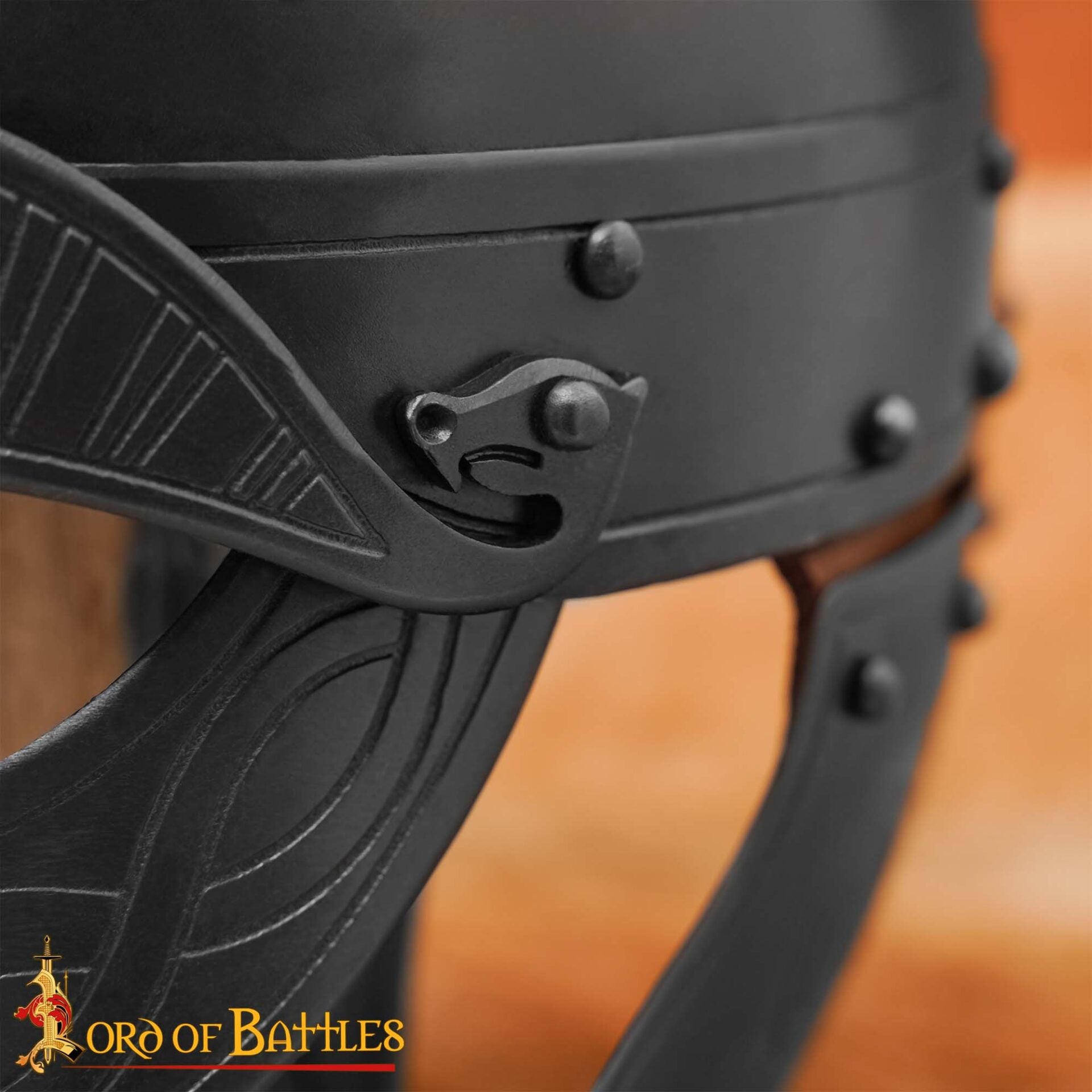 Imagen única de: Casco de Acero Ennegrecido Inspirado en Viking Vendel con Forro Acolchado Calibre 16