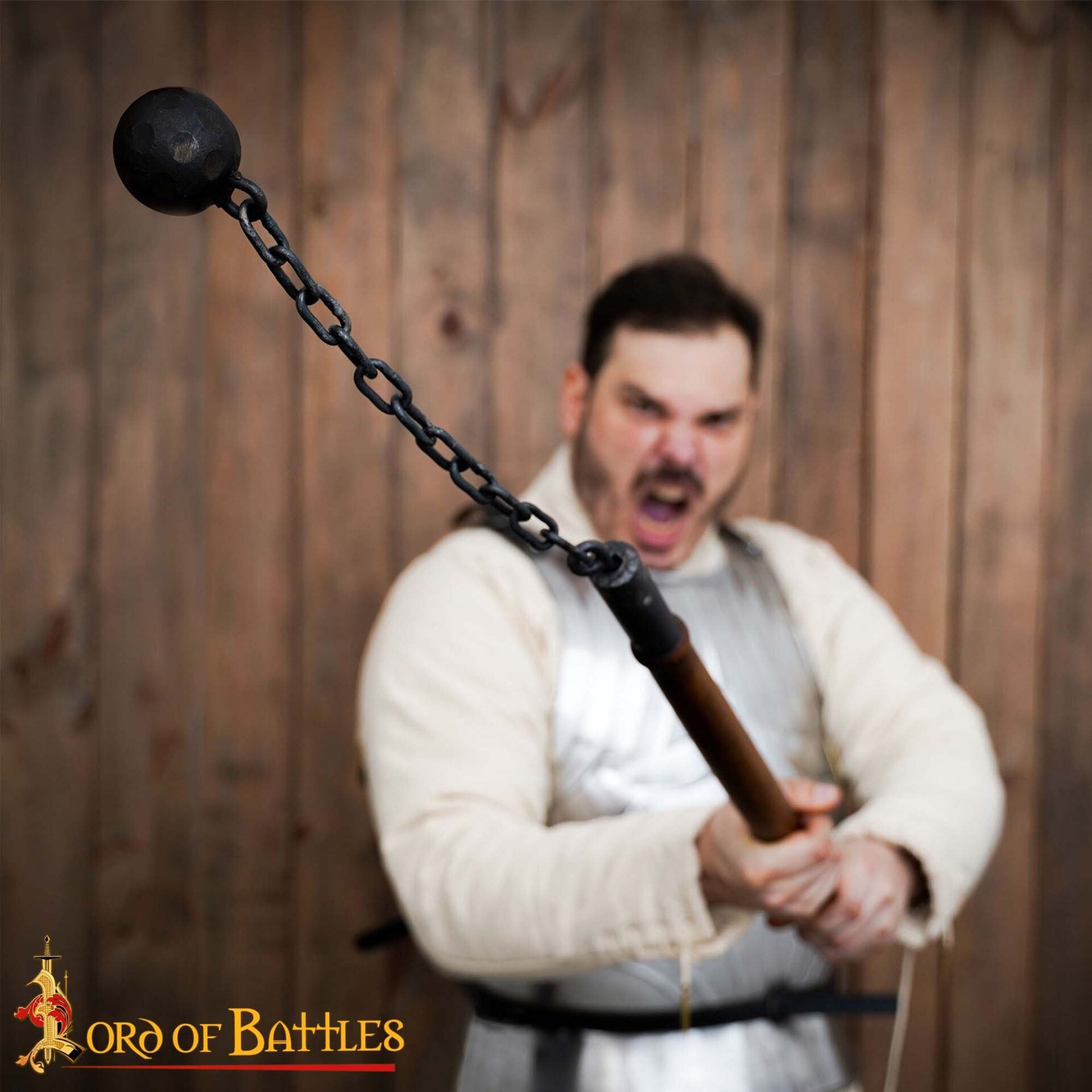Maza de cadena medieval con bola de hierro y mango de madera - imagen 6