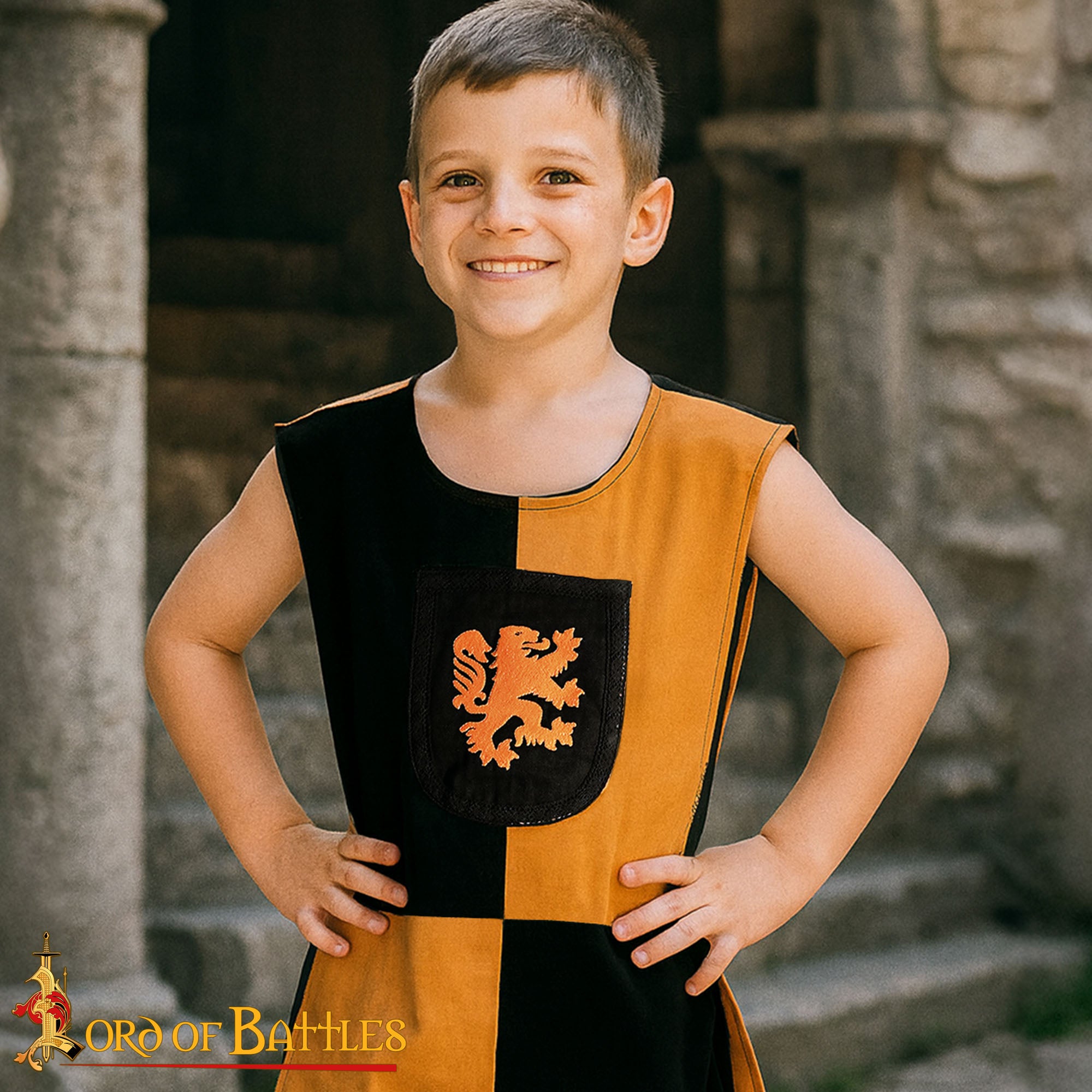 Tabardo infantil heráldico con león bordado - negro y amarillo - imagen 6