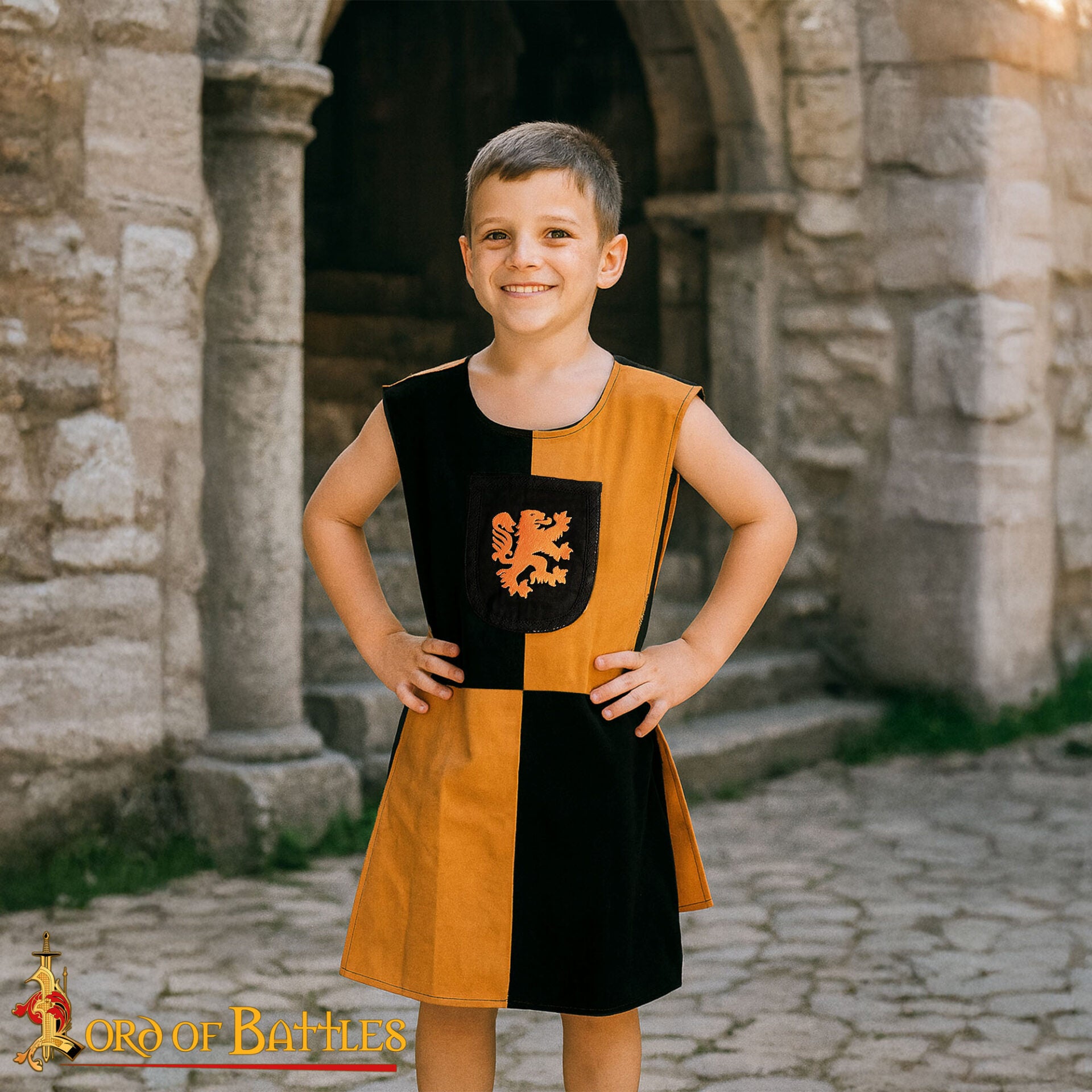 Tabardo infantil heráldico con león bordado - negro y amarillo