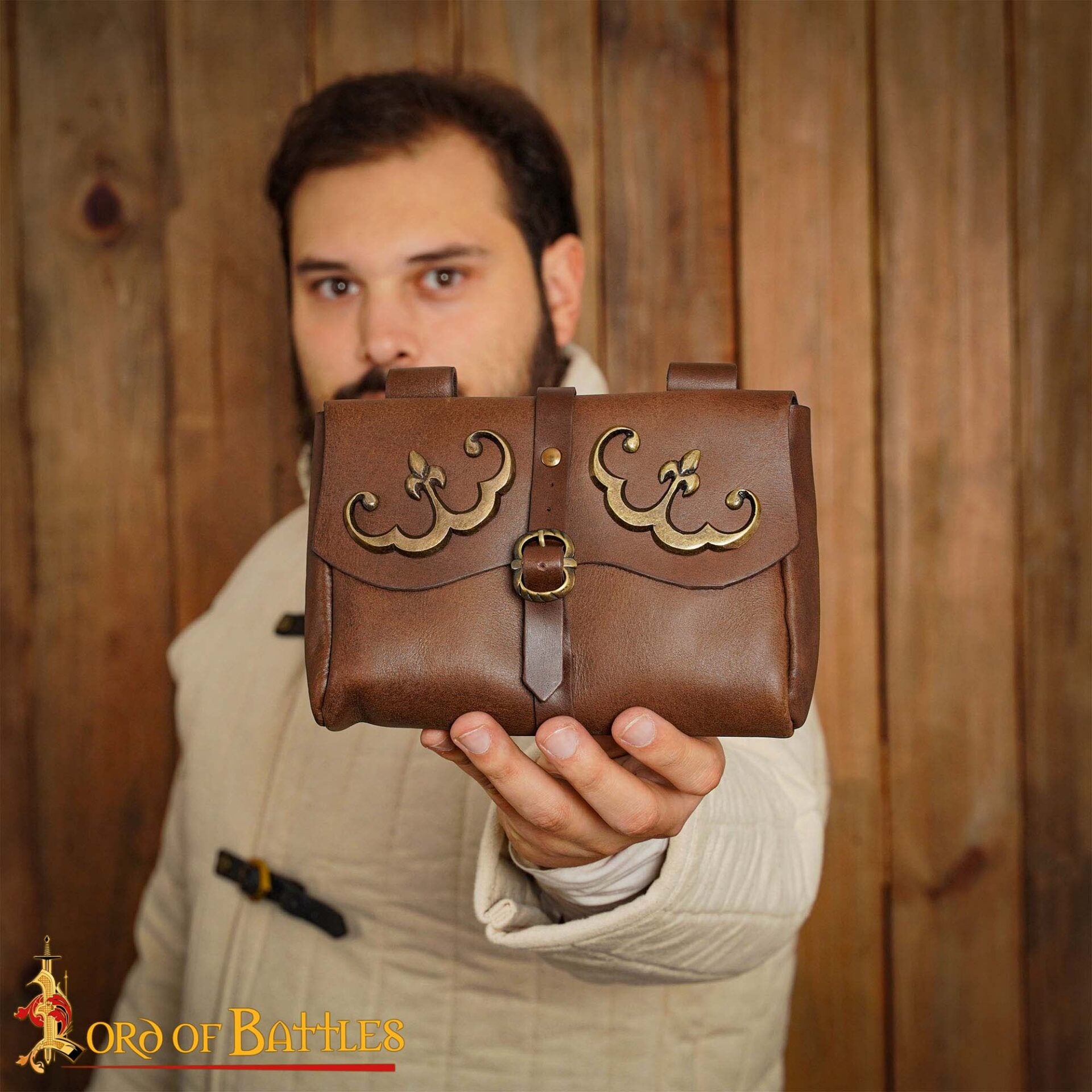 Imagen única de: Bolsa de cinturón medieval de cuero con adornos de latón