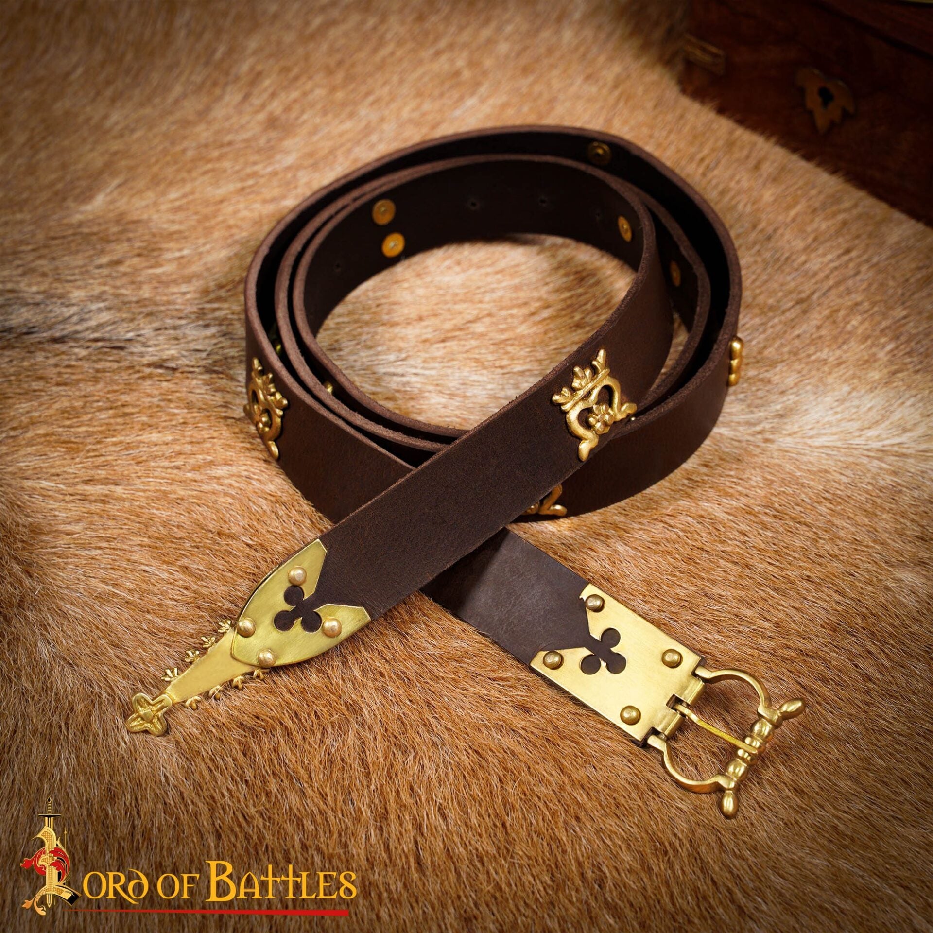 Cinturón medieval (siglos XIV–XV) de cuero con herrajes de latón
