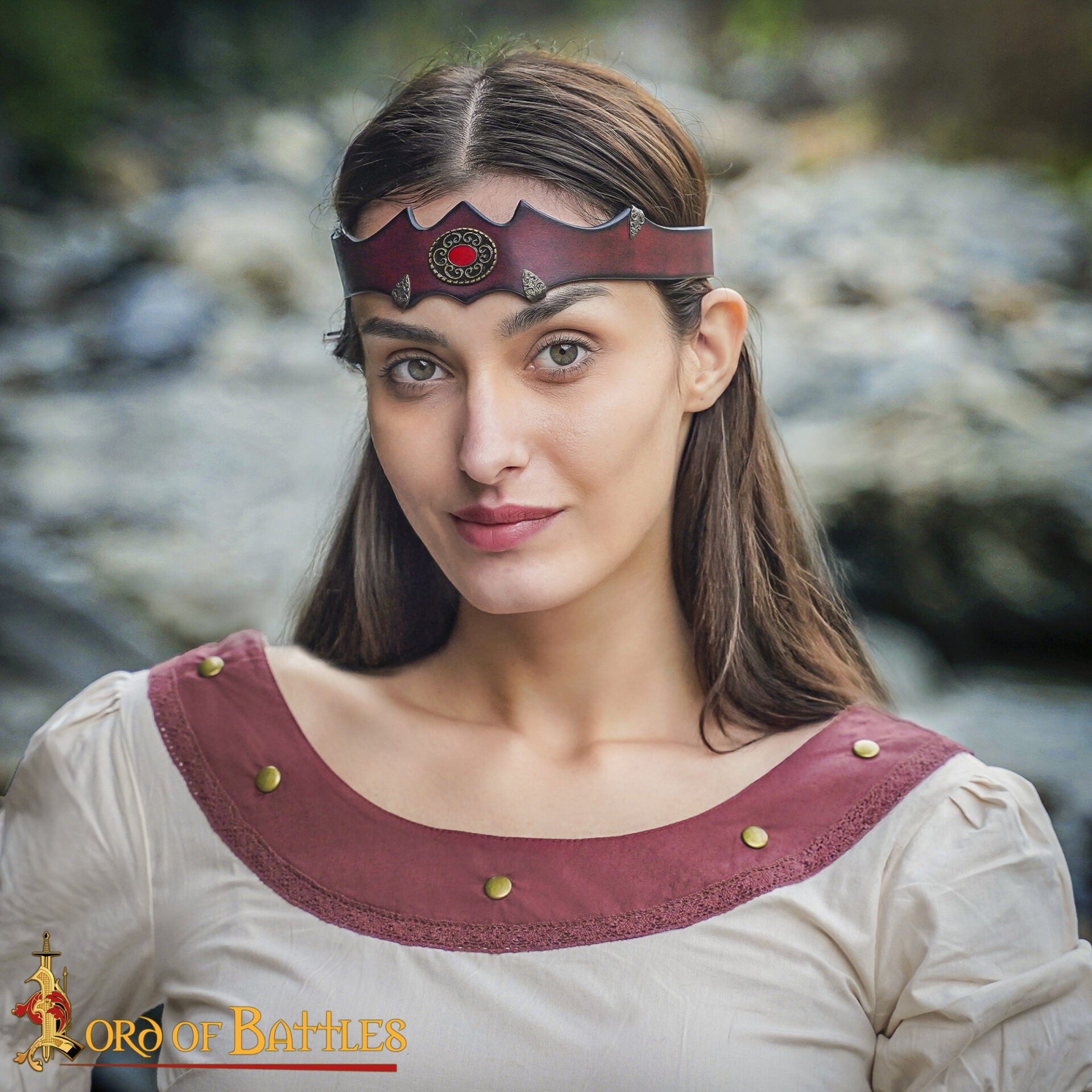 Diadema Medieval de Cuero con Apliques de Latón y Cabujón Rojo