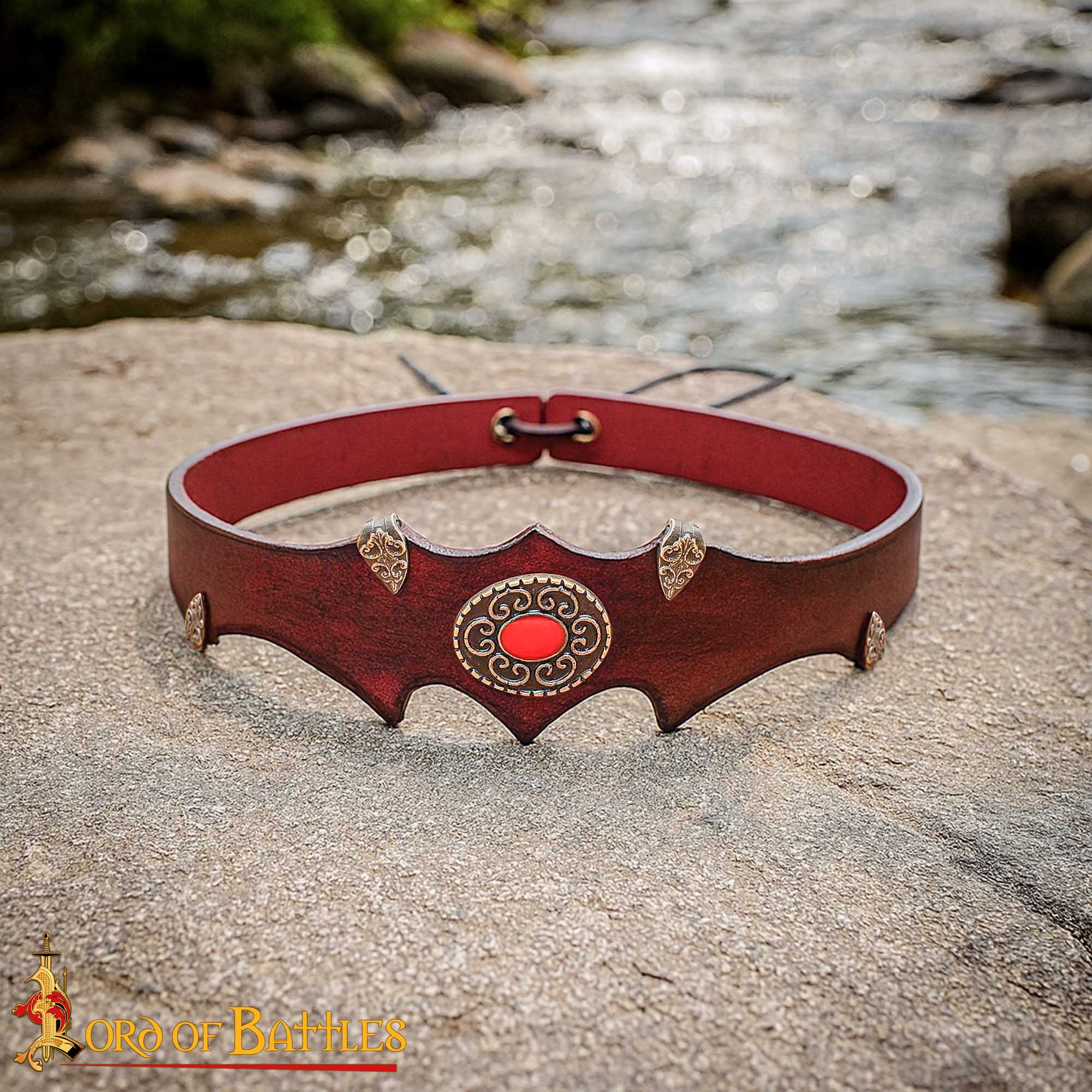 Diadema Medieval de Cuero con Apliques de Latón y Cabujón Rojo