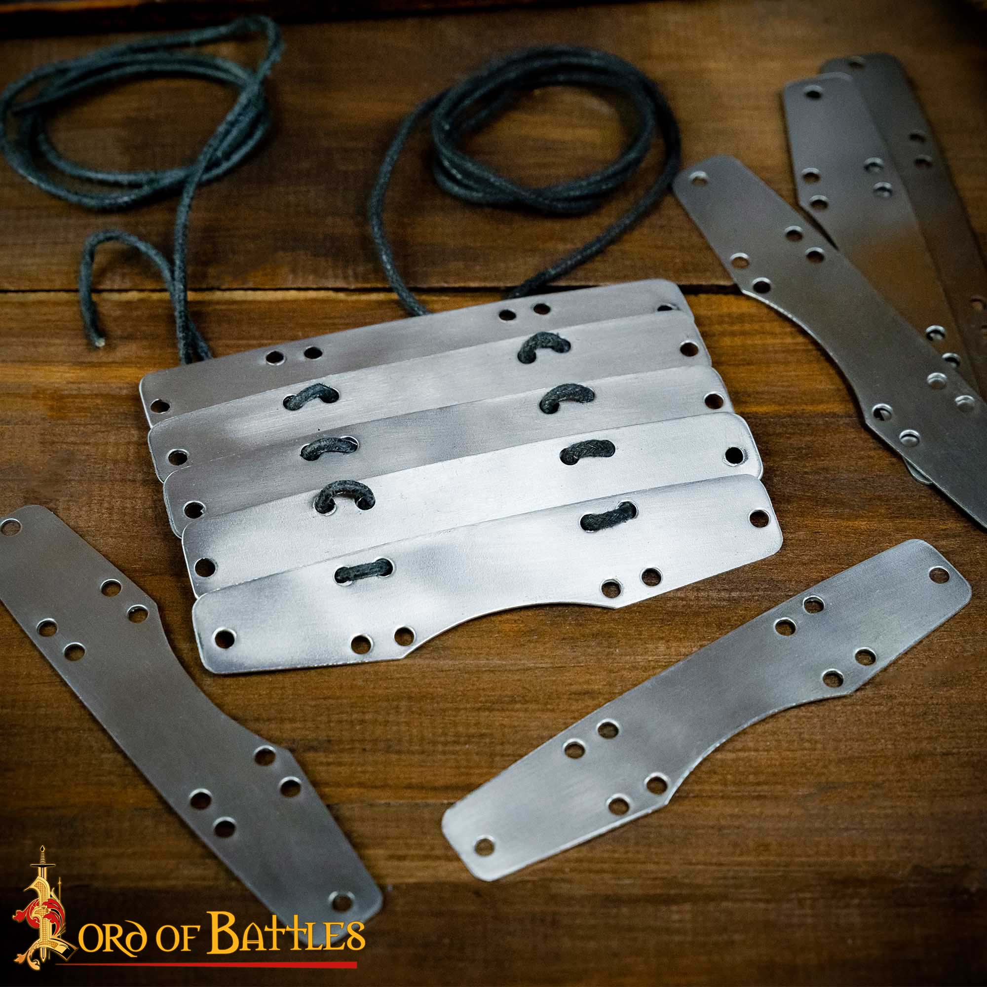 Set de 100 placas lamelares de acero — tassets estilo lombardo-bizantino