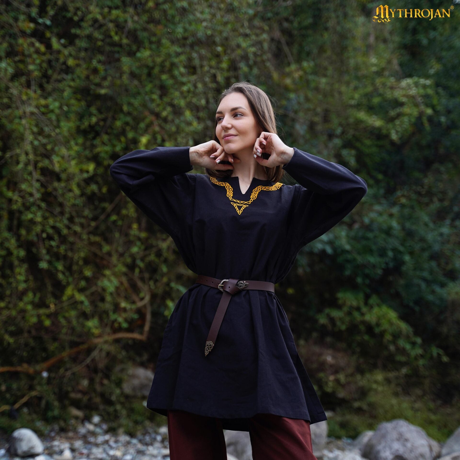 Túnica vikinga de algodón con cuello bordado - imagen 4