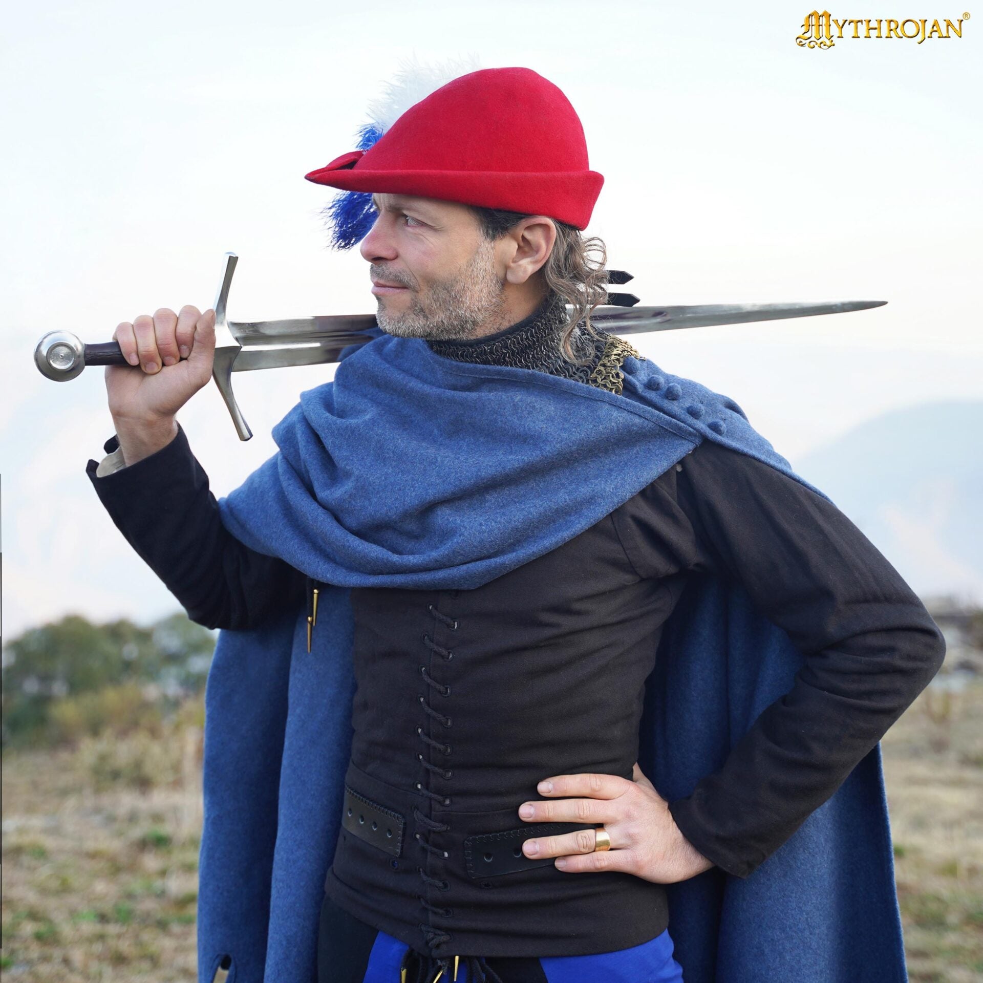 Capa medieval para hombre — lana reciclada, corte semicircular y botones cosidos a mano