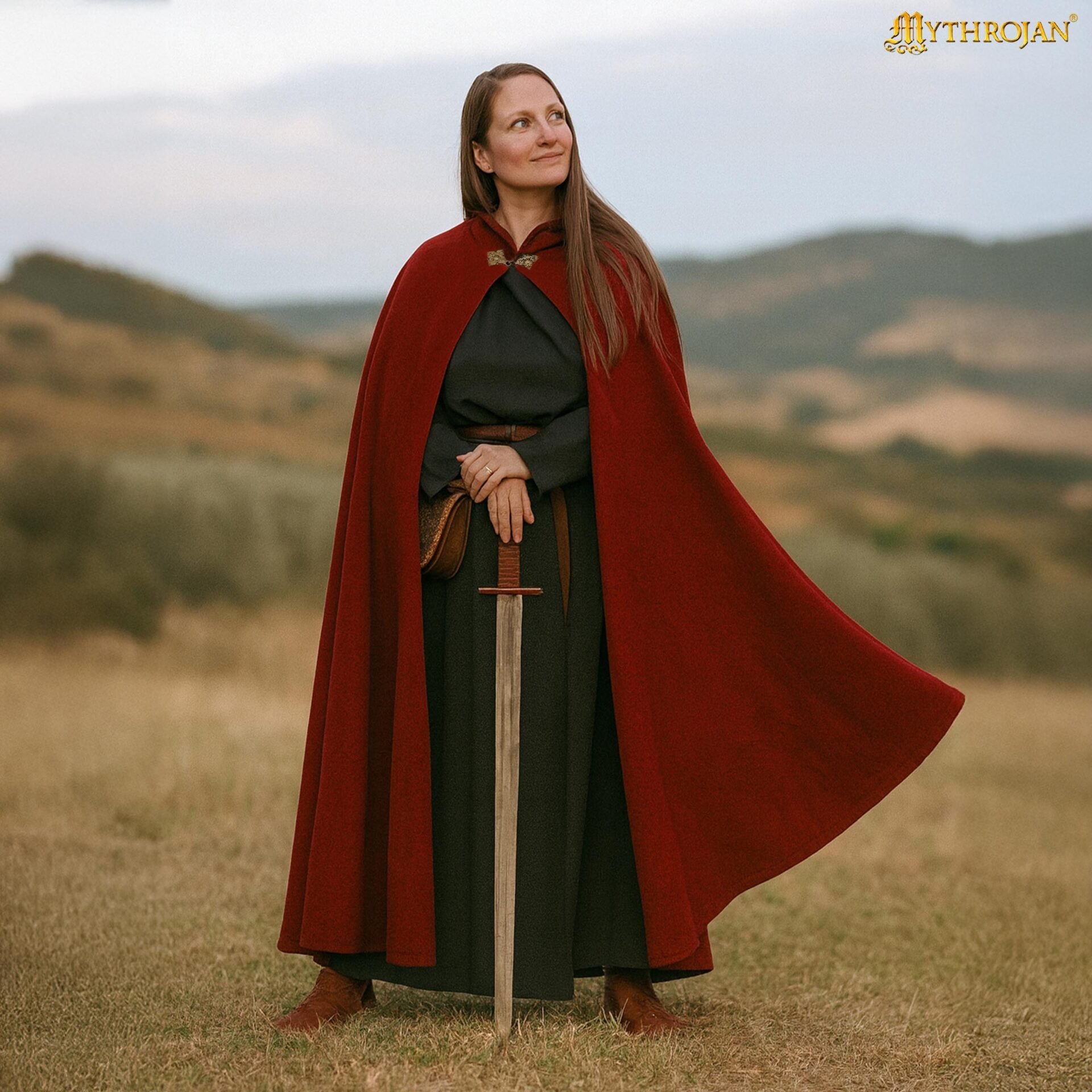 Capa medieval con capucha de lana y broche de latón macizo