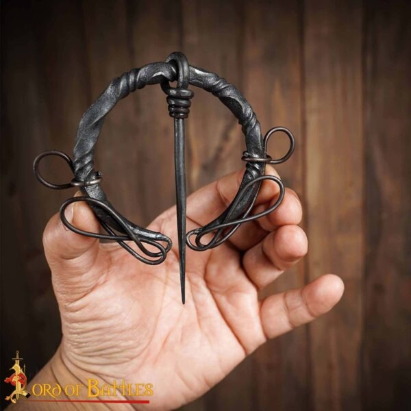 Broche penannular vikingo forjado a mano en hierro para manto medieval - imagen 19