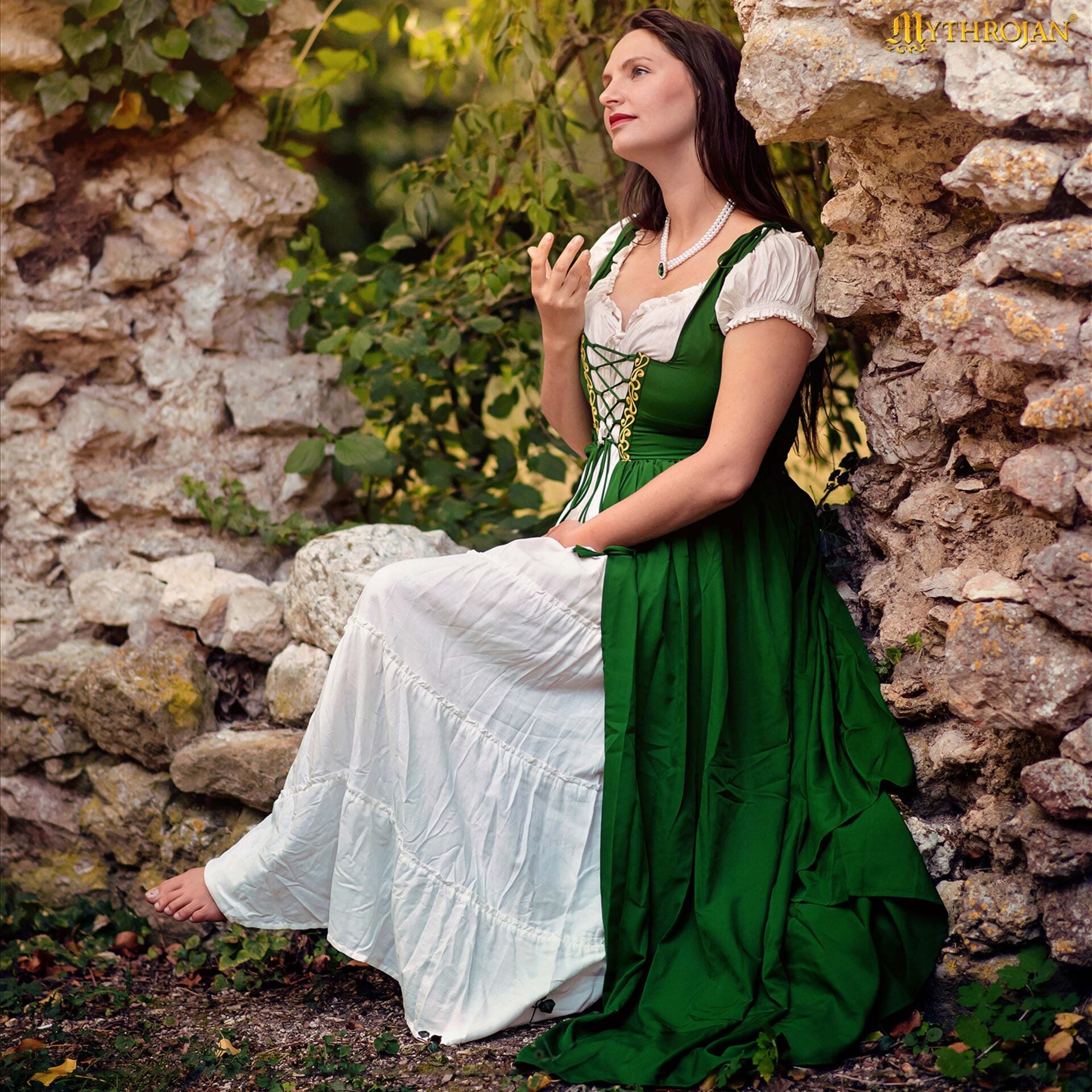Vestido medieval verde con sobrevestido bordado y chemise