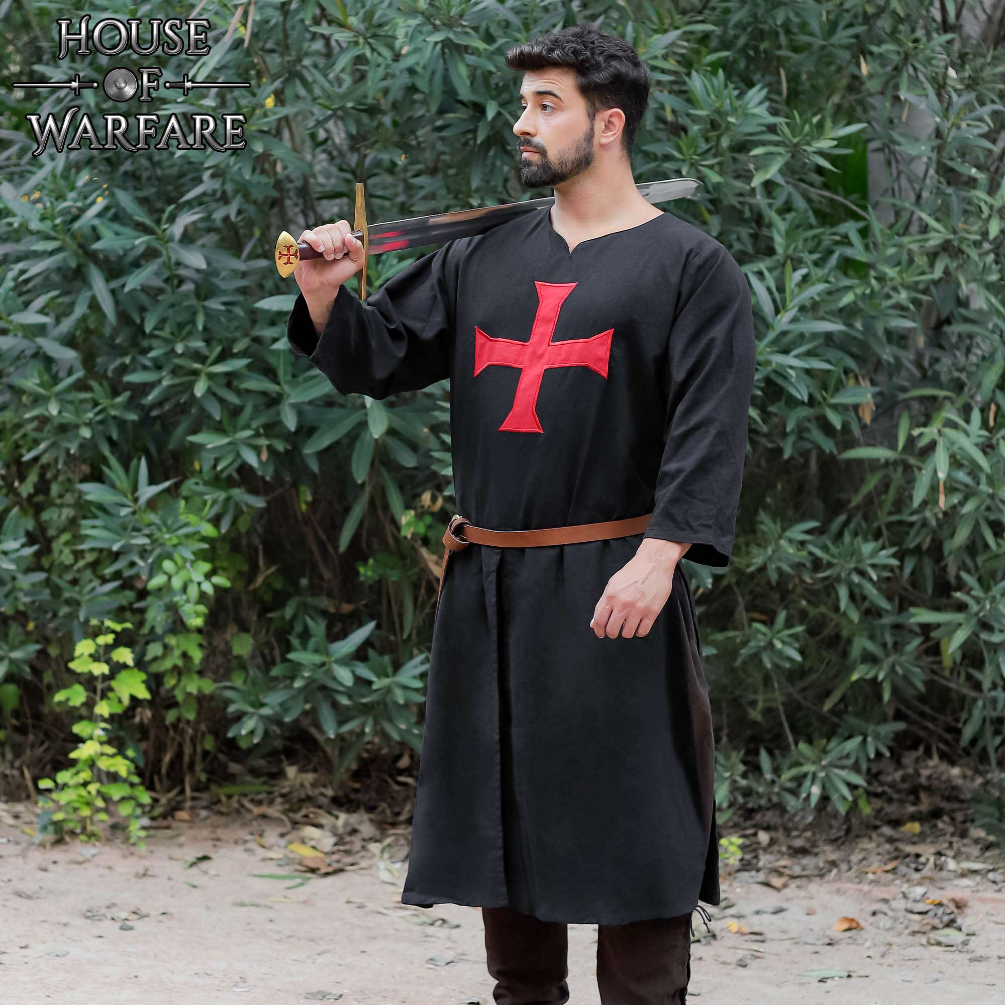 Túnica templaria negra con cruz roja - imagen 2
