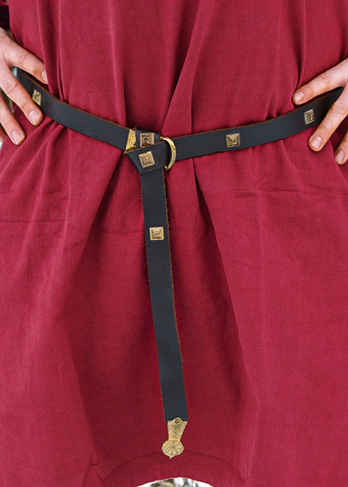 Imagen única de: Cinturón Medieval Largo Con Remaches Decorativos.