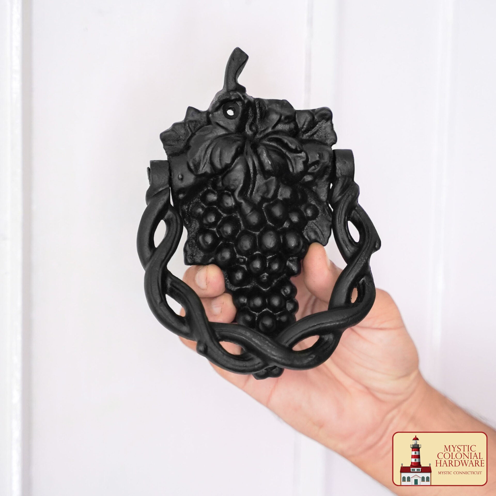 Aldaba de puerta en hierro fundido con racimo de uva, estilo vintage